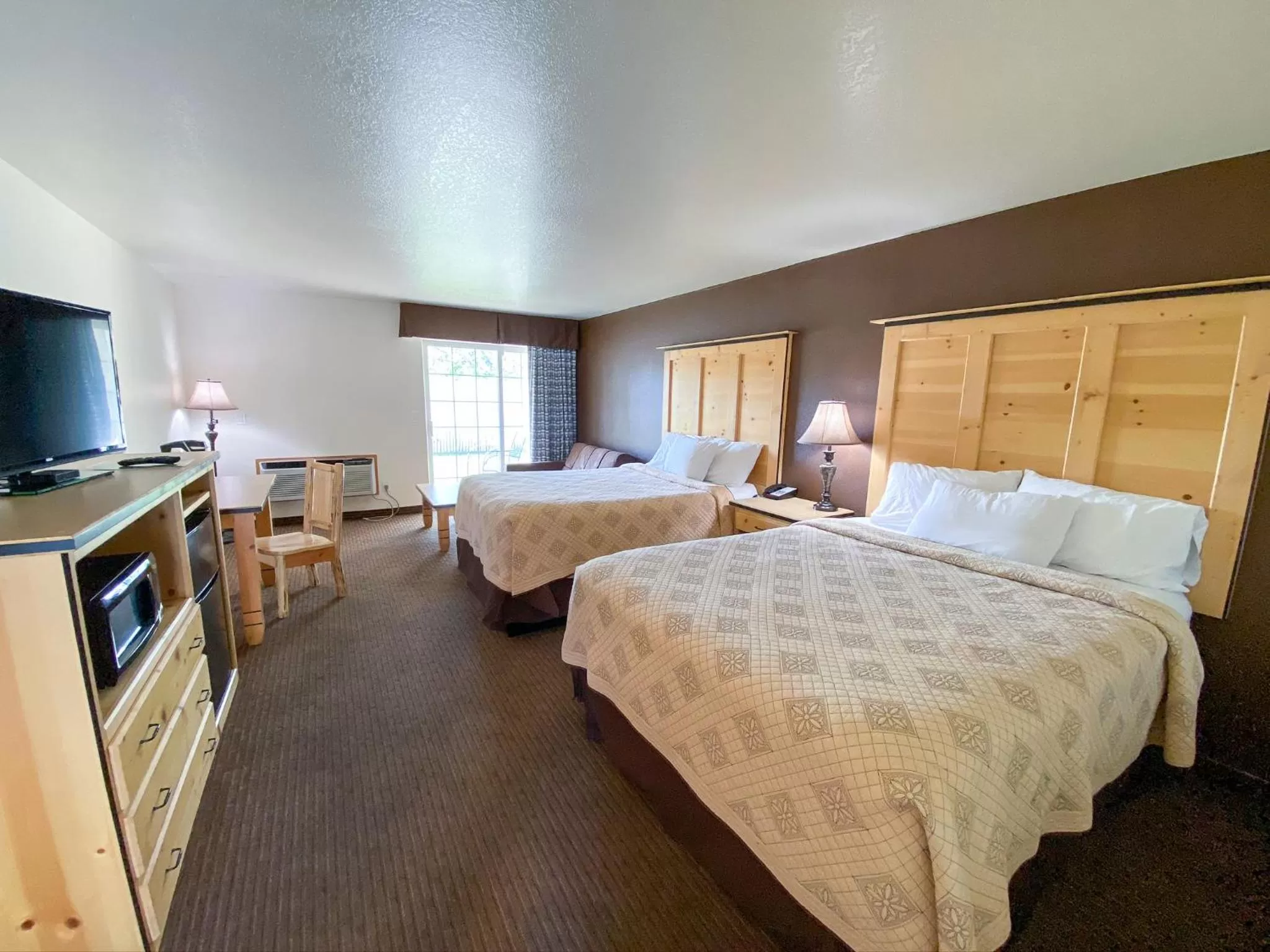 Photo of the whole room, Bed in Sisters Inn & Suites
