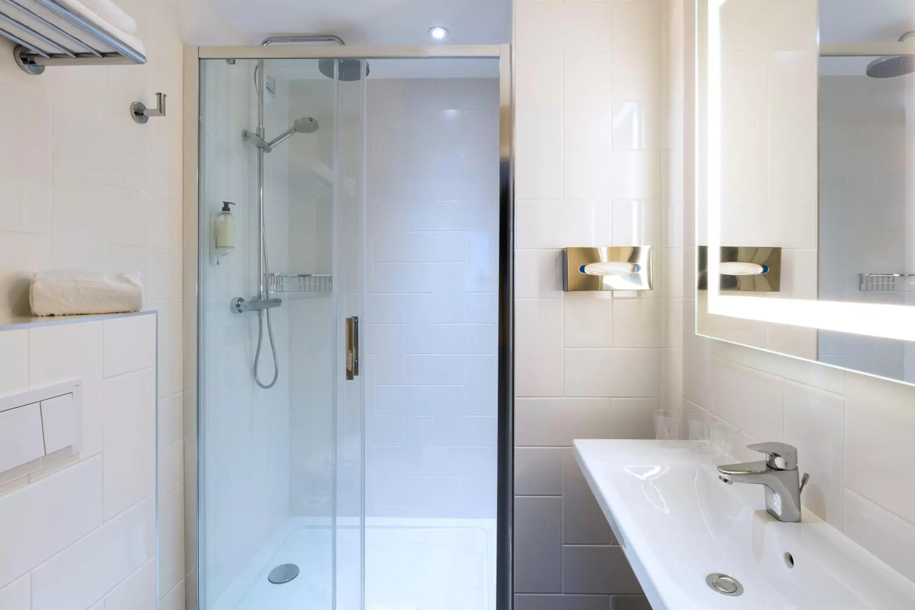 Shower, Bathroom in BEST WESTERN La Porte des Châteaux