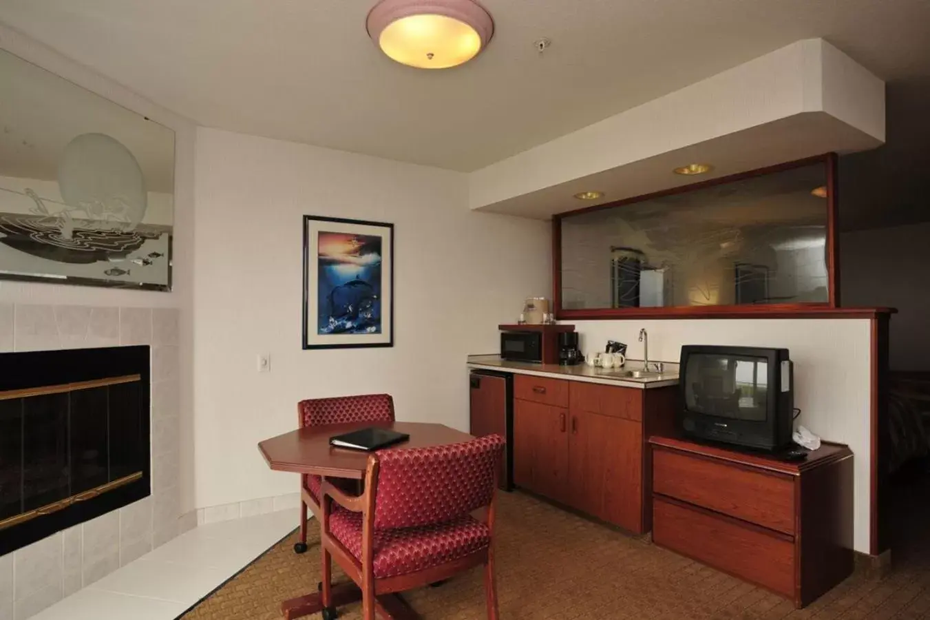 Kitchen or kitchenette, TV/Entertainment Center in Shilo Inn Suites Ocean Shores