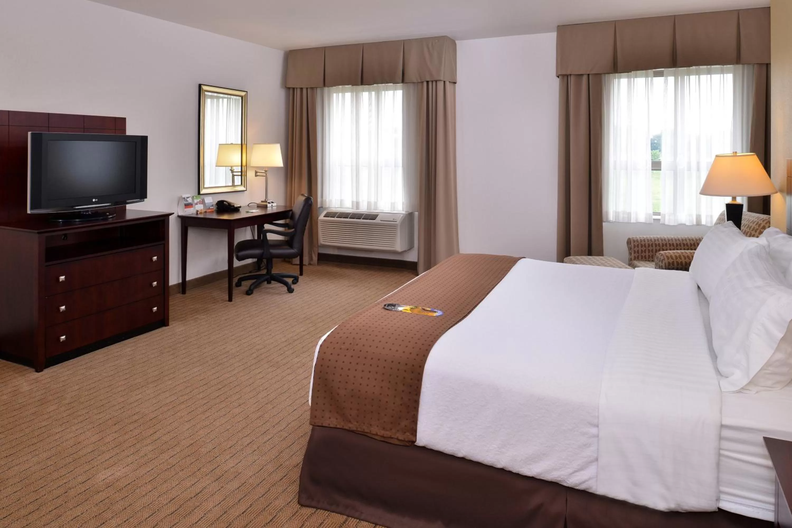 Photo of the whole room, Bed in Holiday Inn Madison at The American Center by IHG