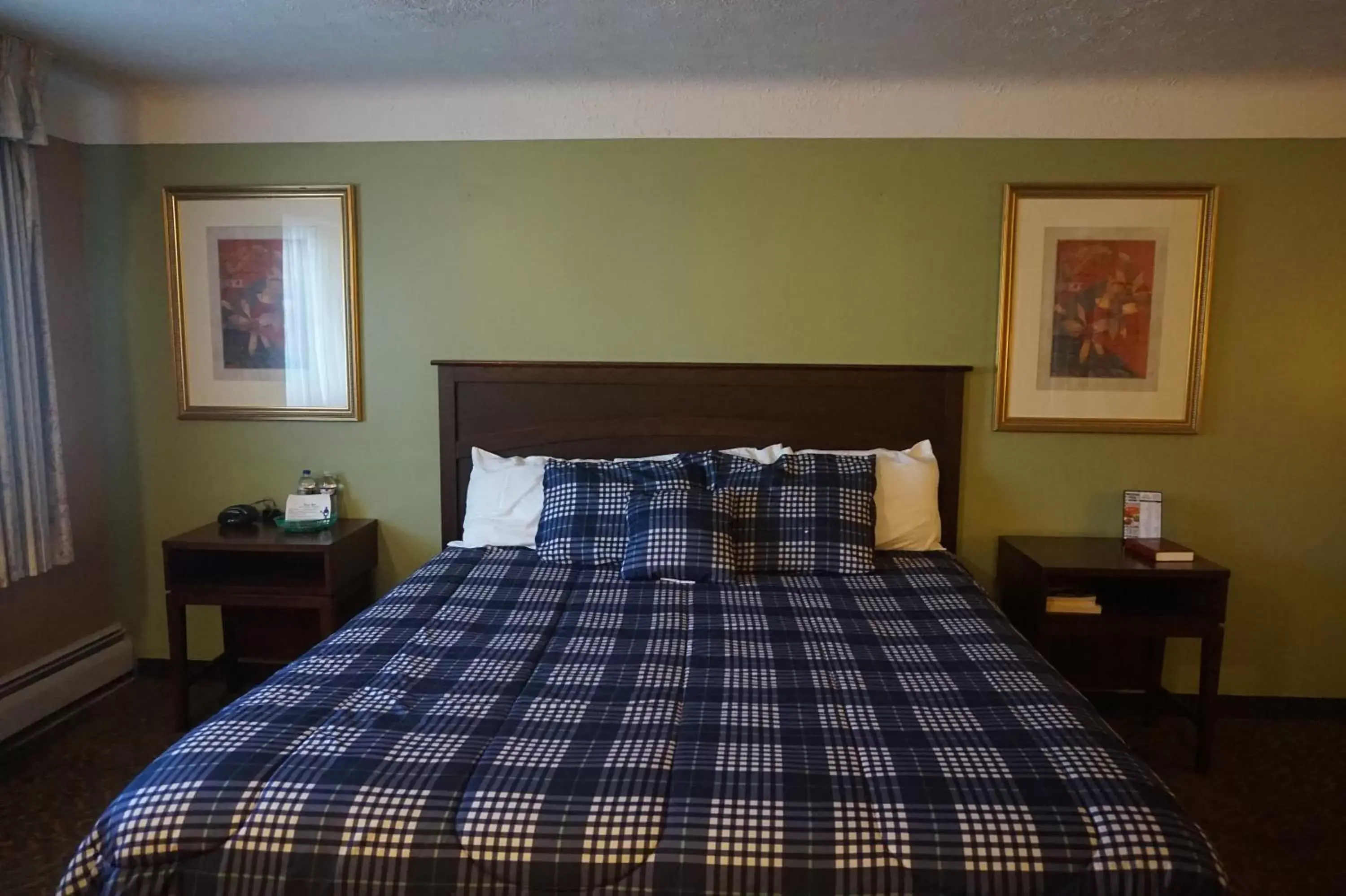 Bed in Bellevue Hotel and Suites