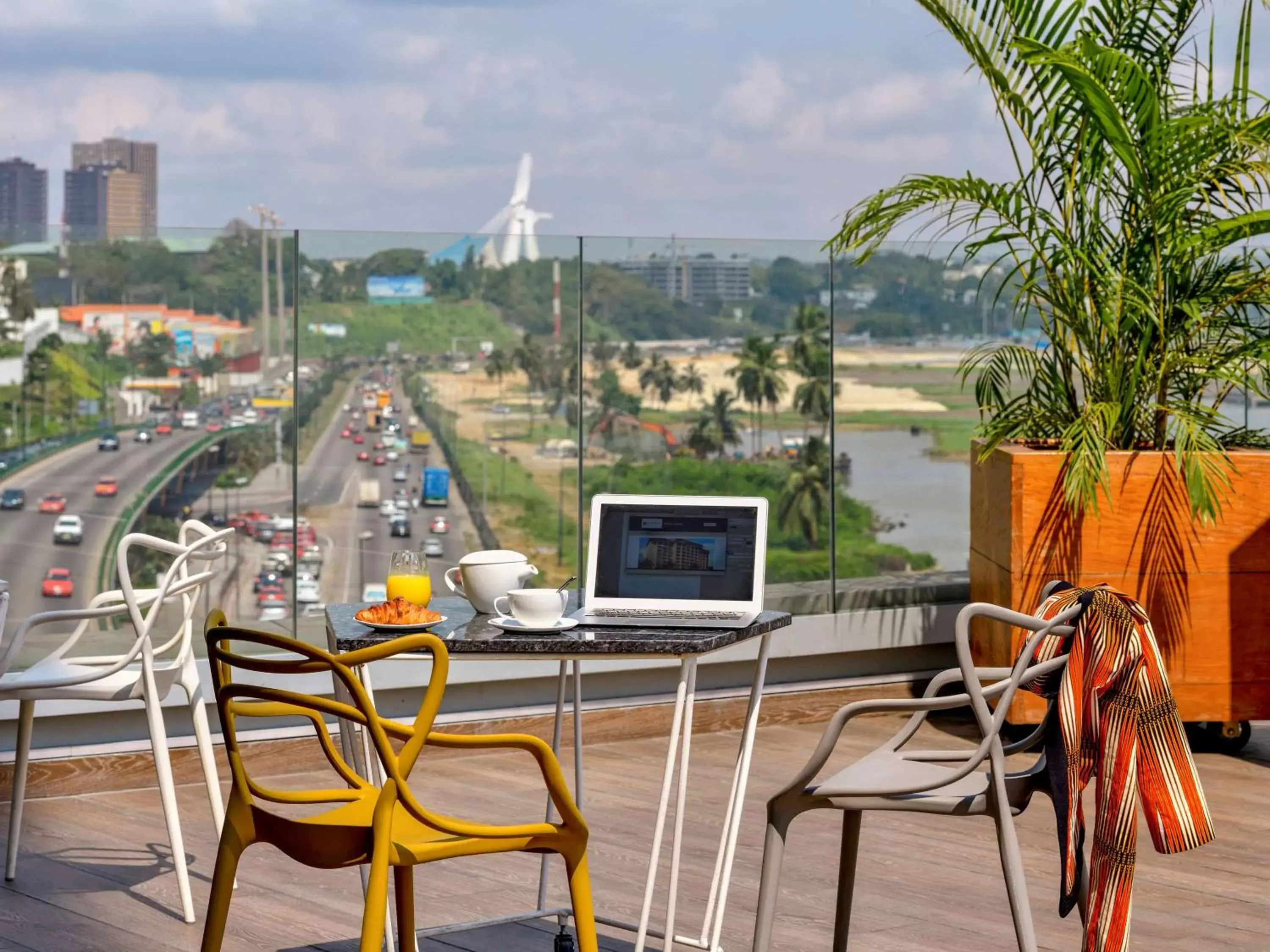 Lounge or bar in Pullman Abidjan