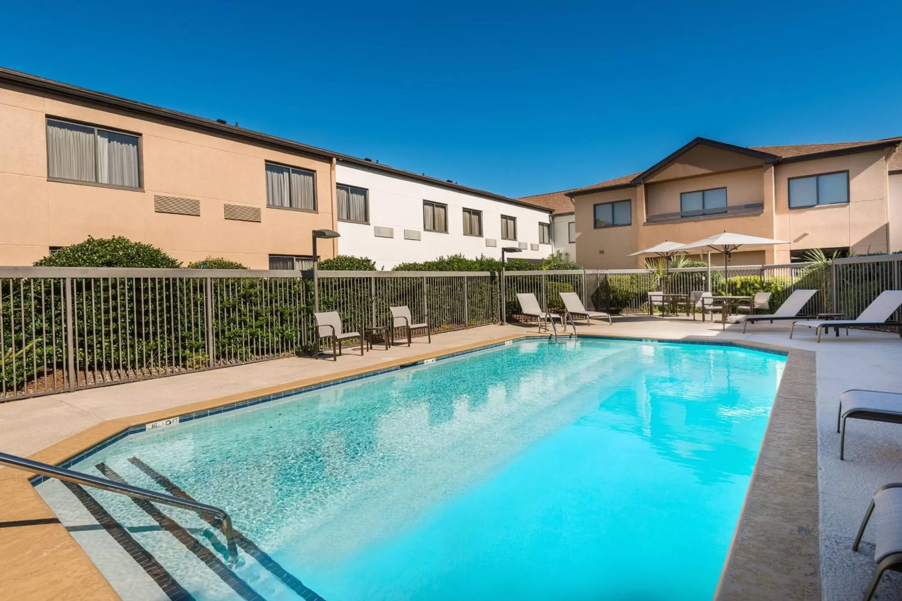 Swimming Pool in Courtyard by Marriott Wilmington/Wrightsville Beach