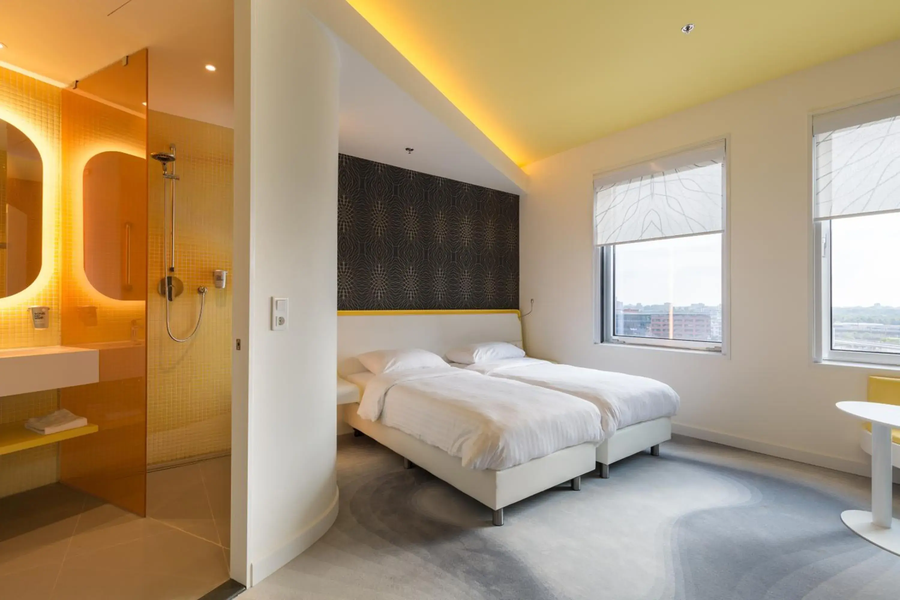 Shower, Bed in Park Inn by Radisson Amsterdam City West