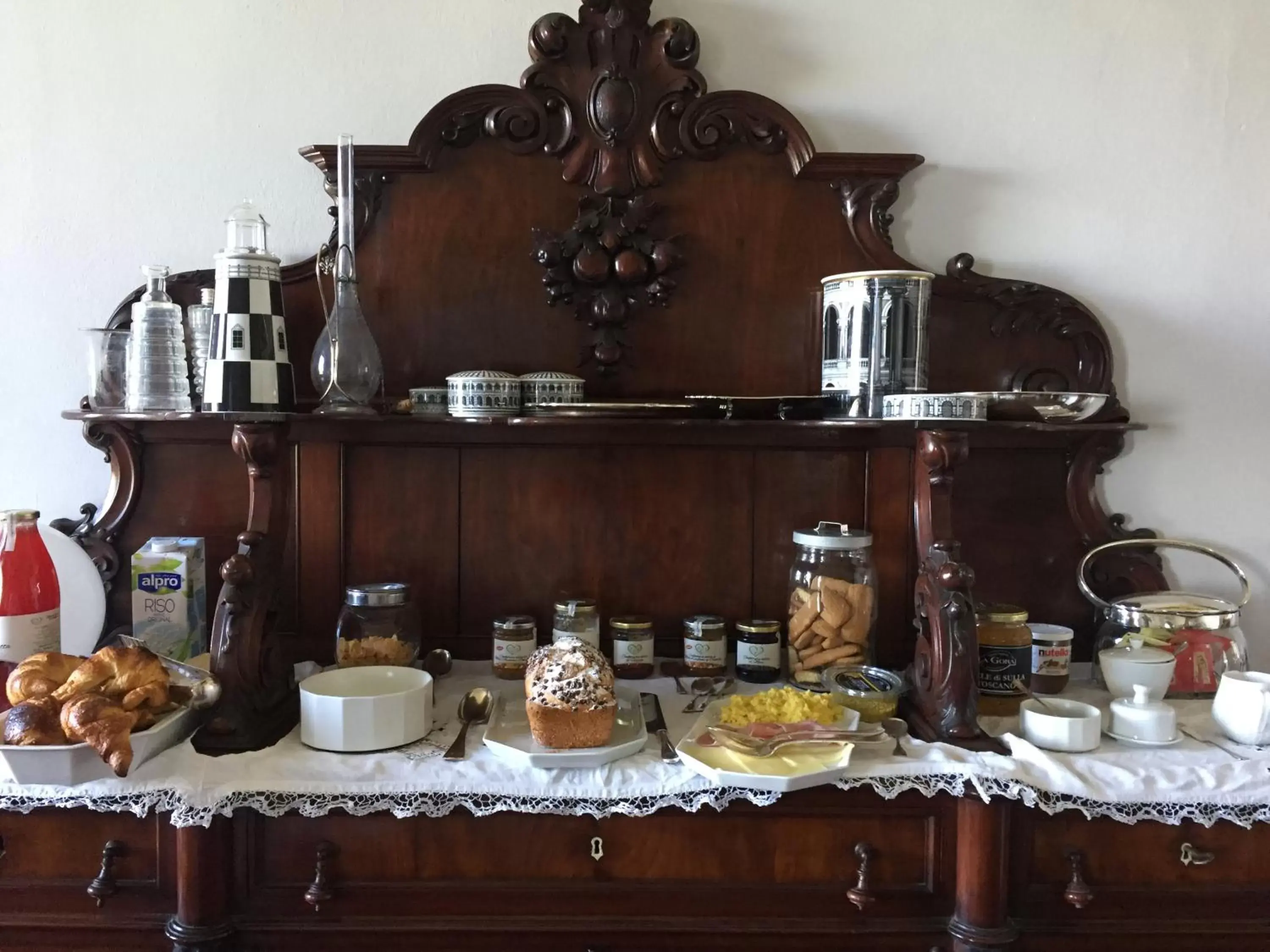 Buffet breakfast, Food in Villa Eugenia