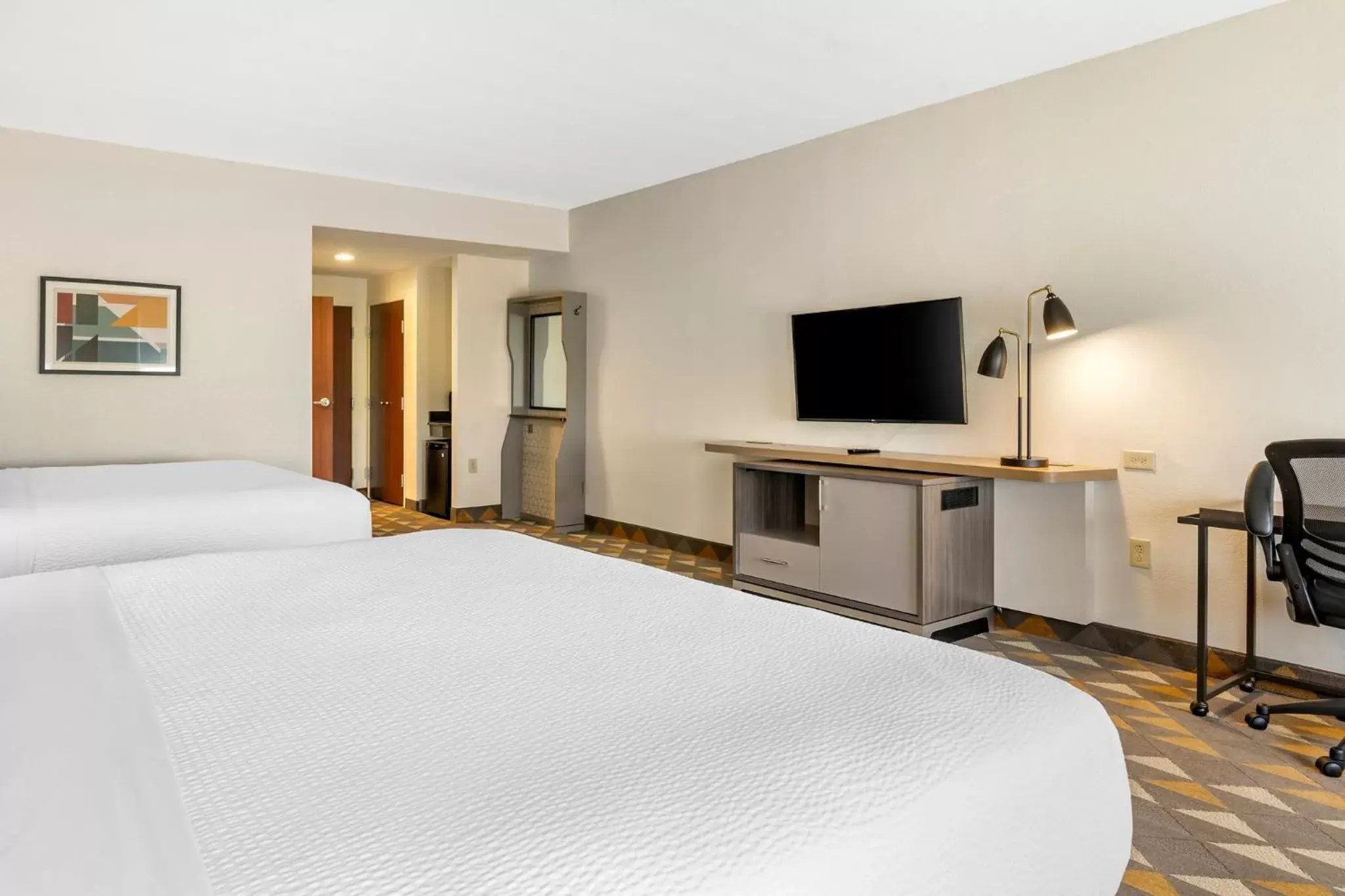 Photo of the whole room, Bed in Holiday Inn Louisville Airport South, an IHG Hotel