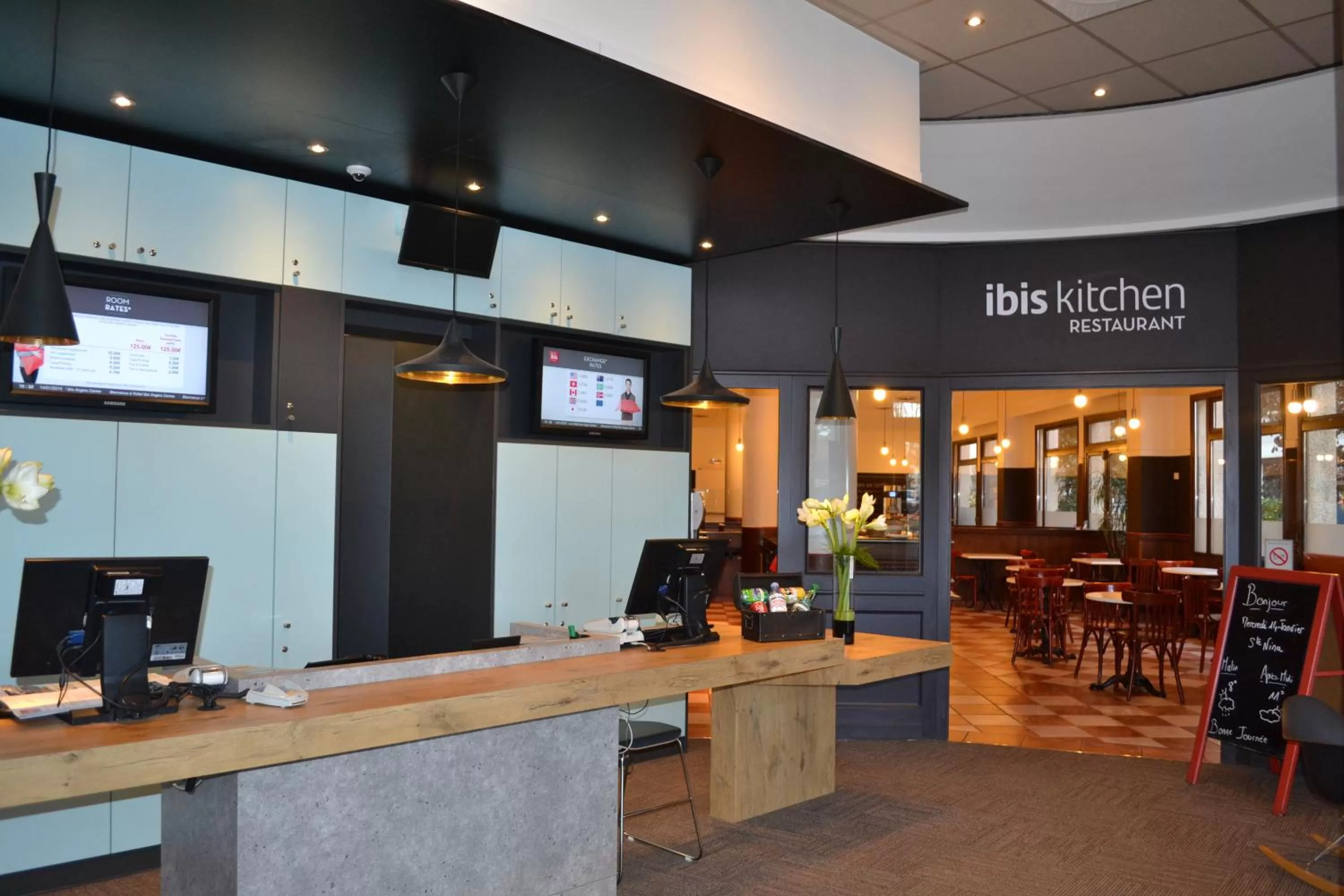 Lobby or reception in ibis Angers Centre Chateau