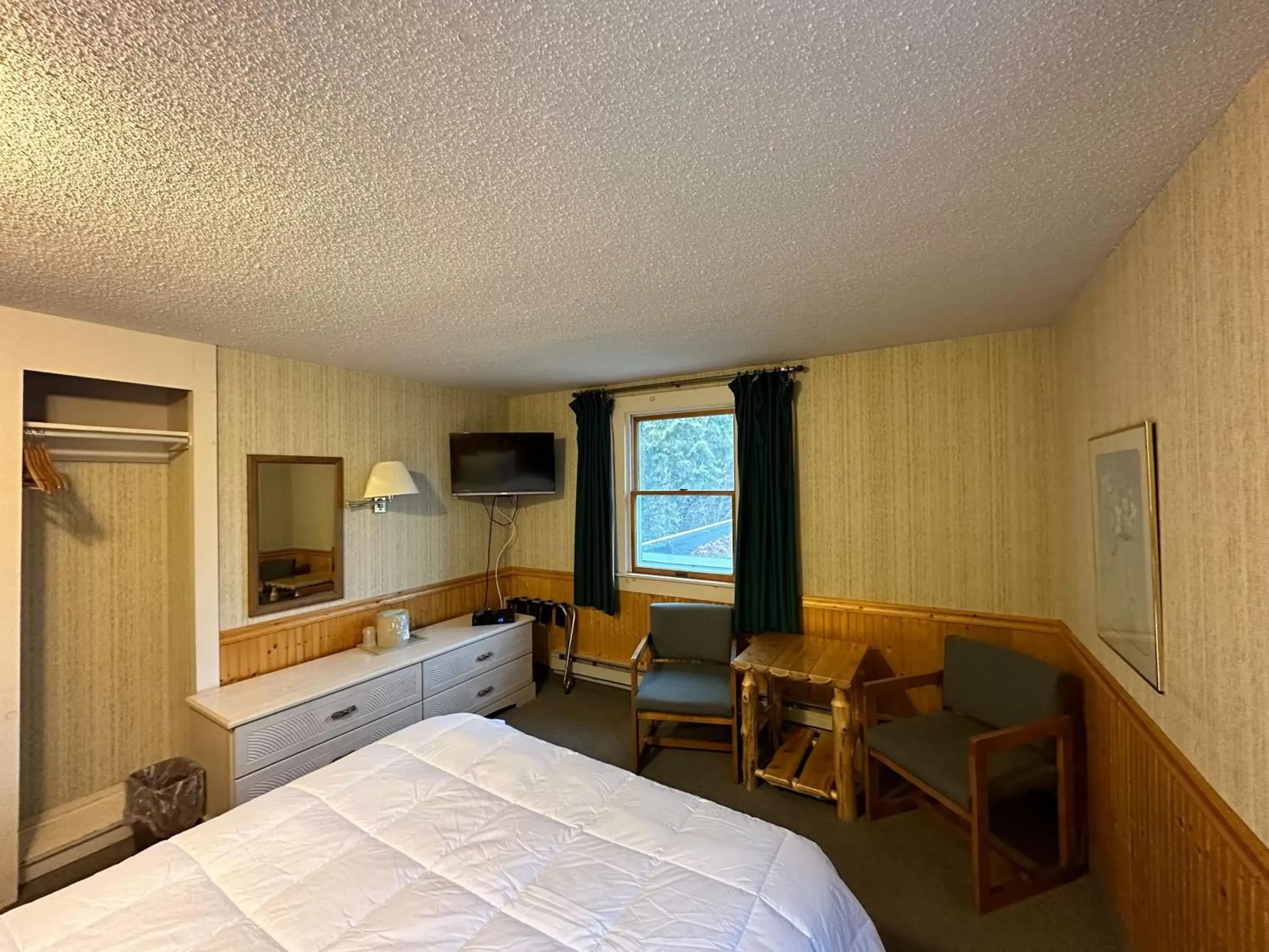 Photo of the whole room in Maple Leaf Inn Lake Placid