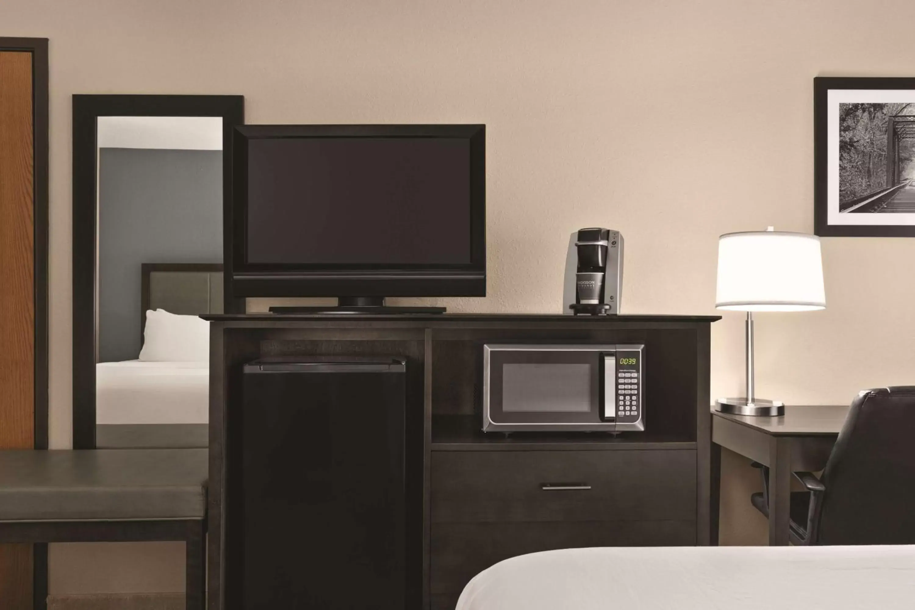 Bedroom, TV/Entertainment Center in Country Inn & Suites by Radisson, Auburn, IN