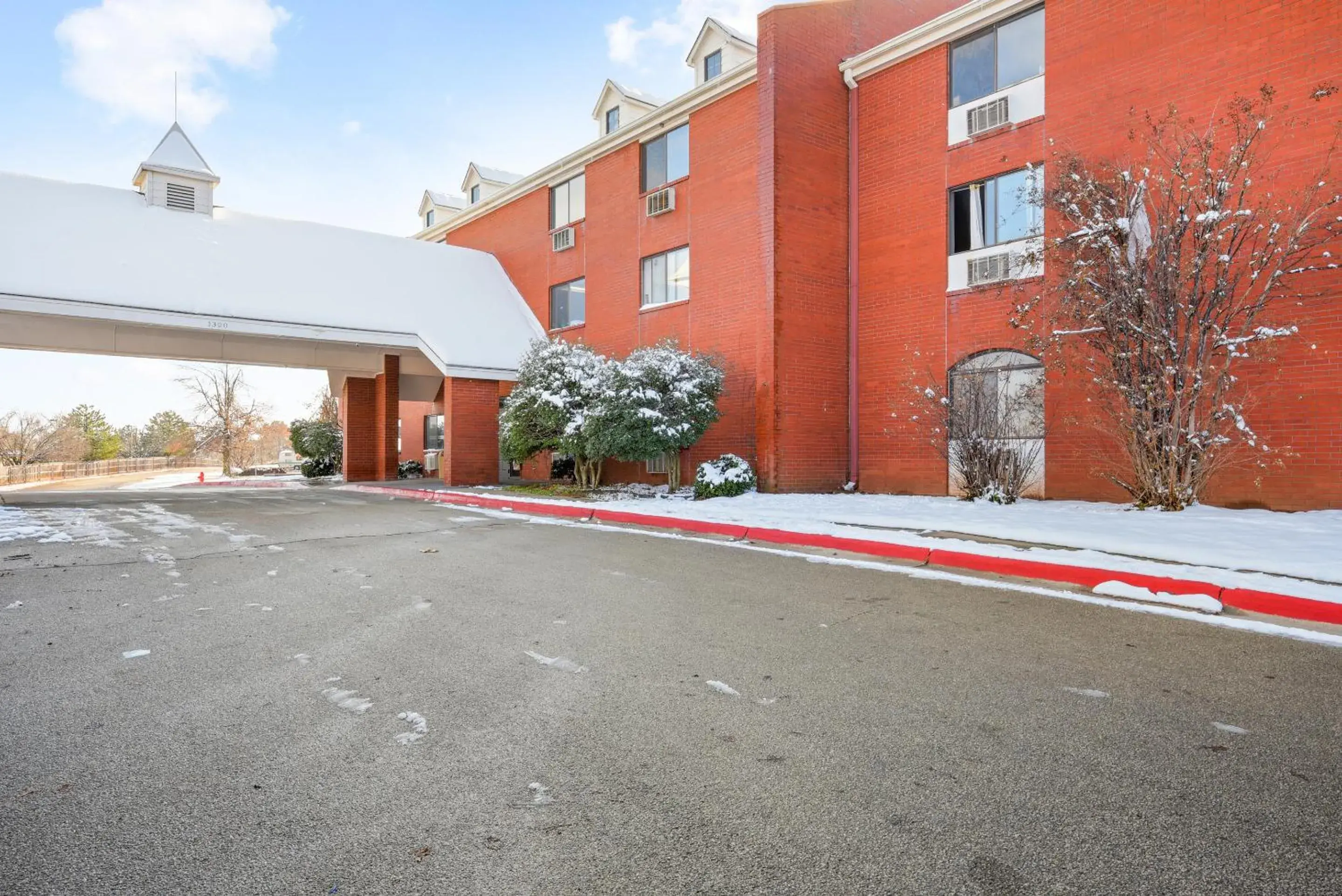 Facade/entrance, Property Building in OYO Hotel Edmond - University of Central Oklahoma