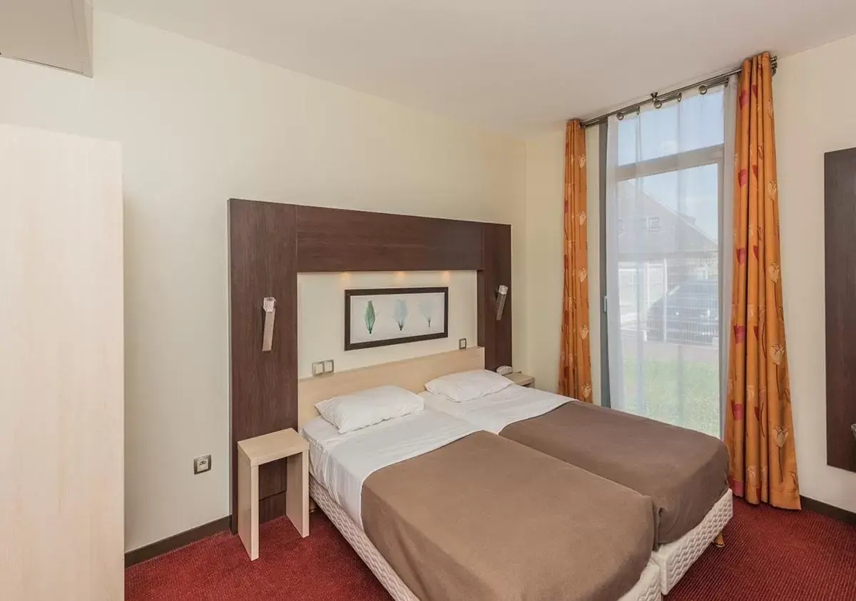 Bedroom, Bed in Hostellerie Saint Vincent Beauvais Aeroport
