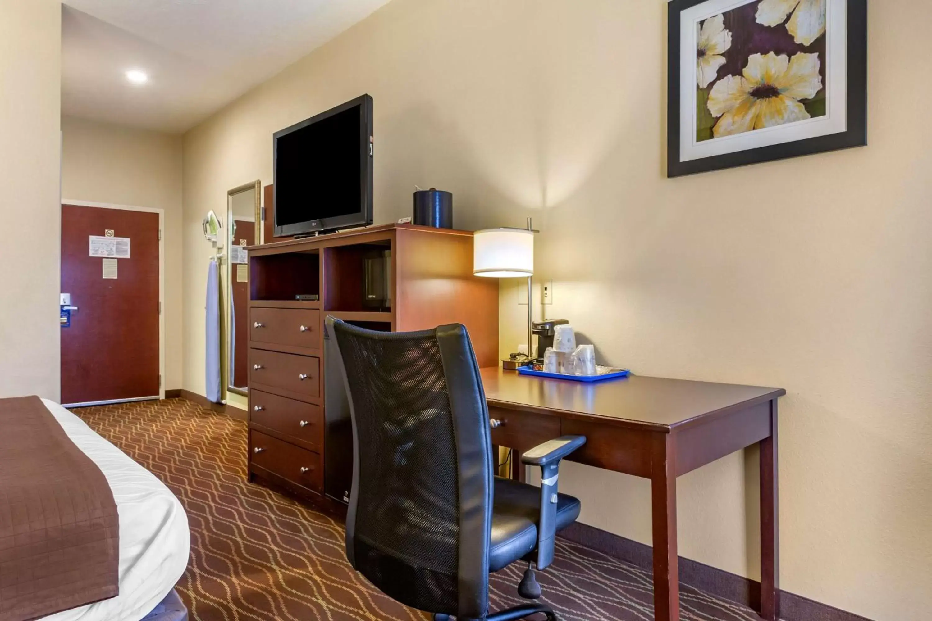 Bedroom, TV/Entertainment Center in Best Western Plus Springfield Airport Inn