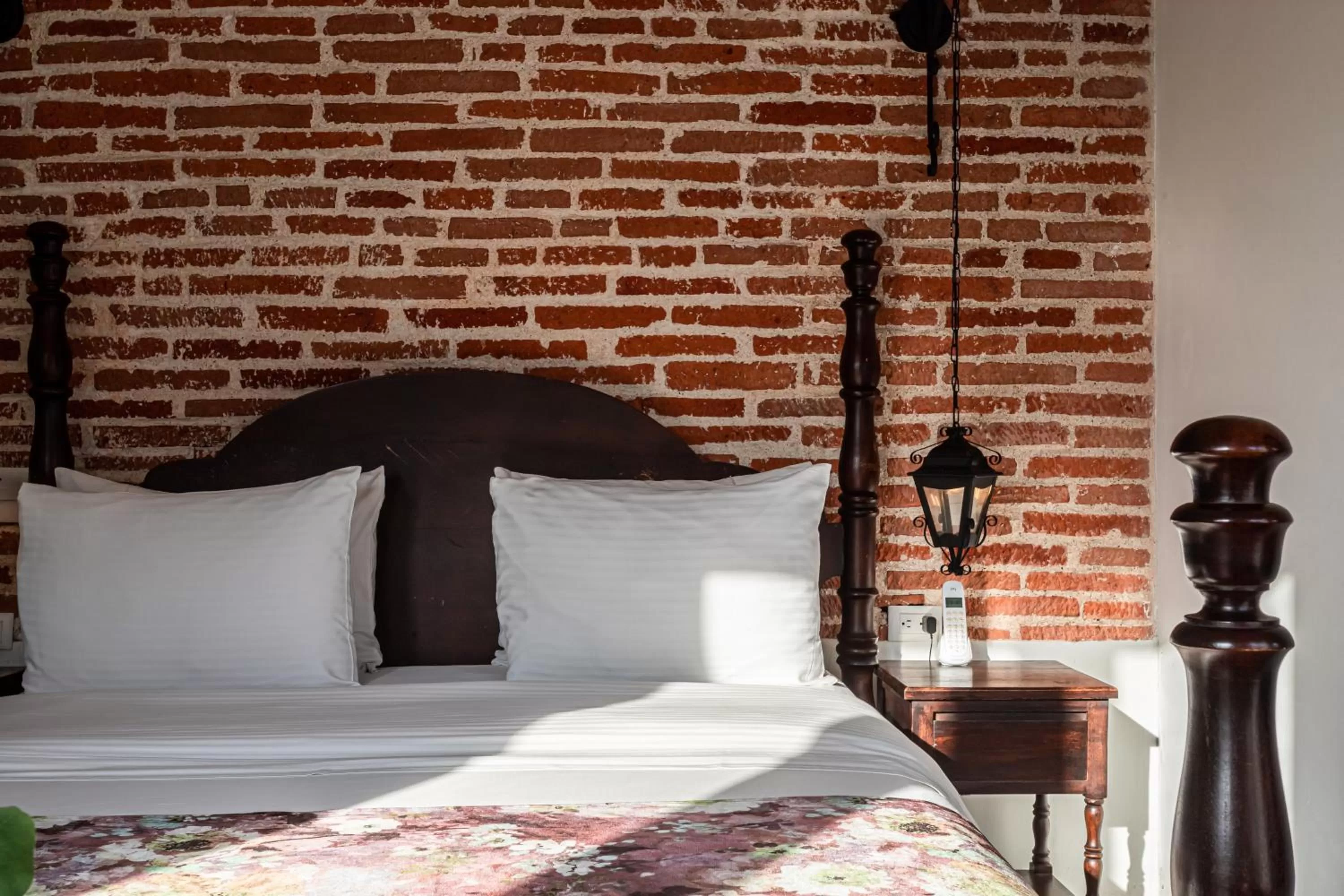 Photo of the whole room, Bed in Soy Local Insignia