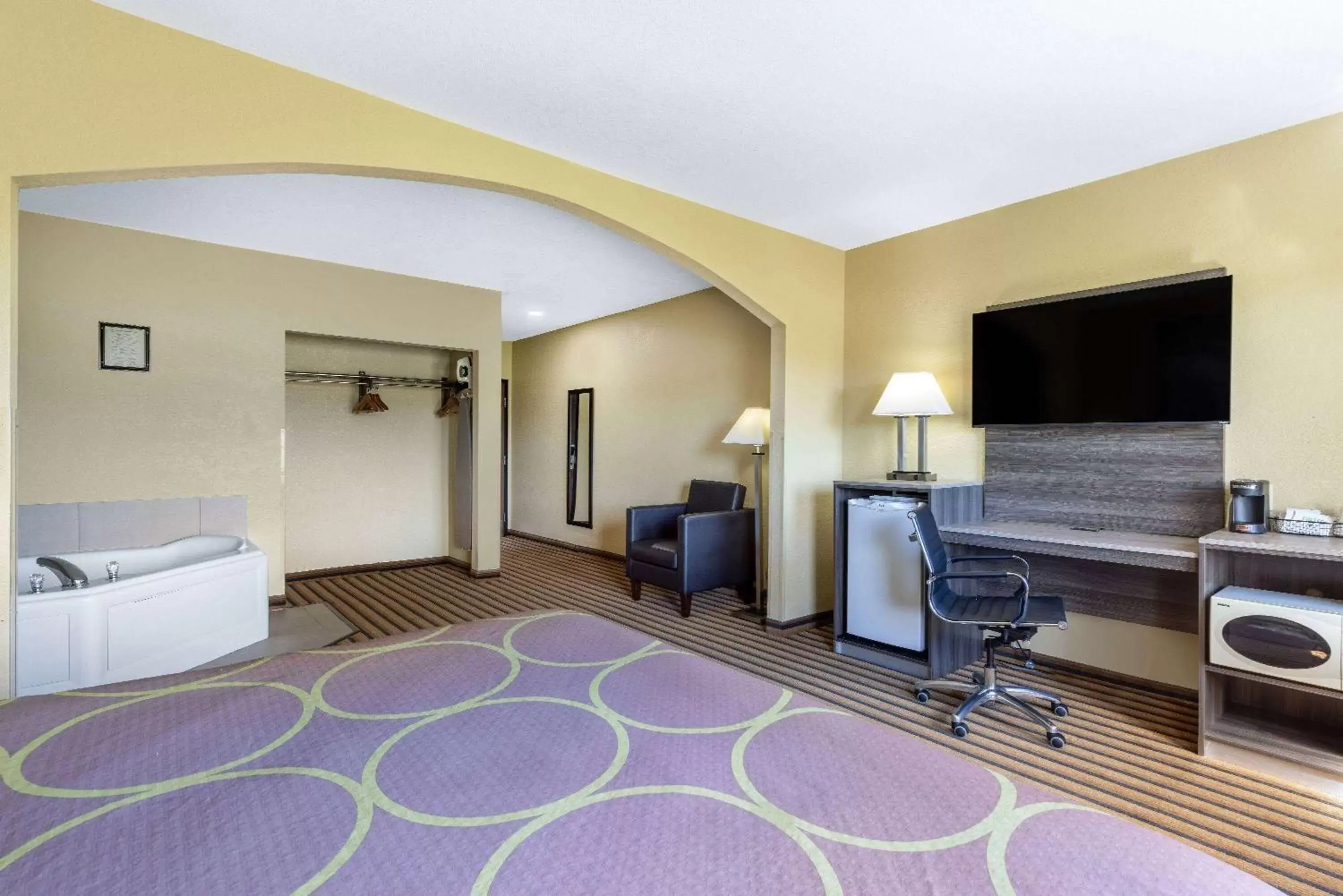 Bed, Seating Area in Super 8 by Wyndham Nixa/Springfield Area