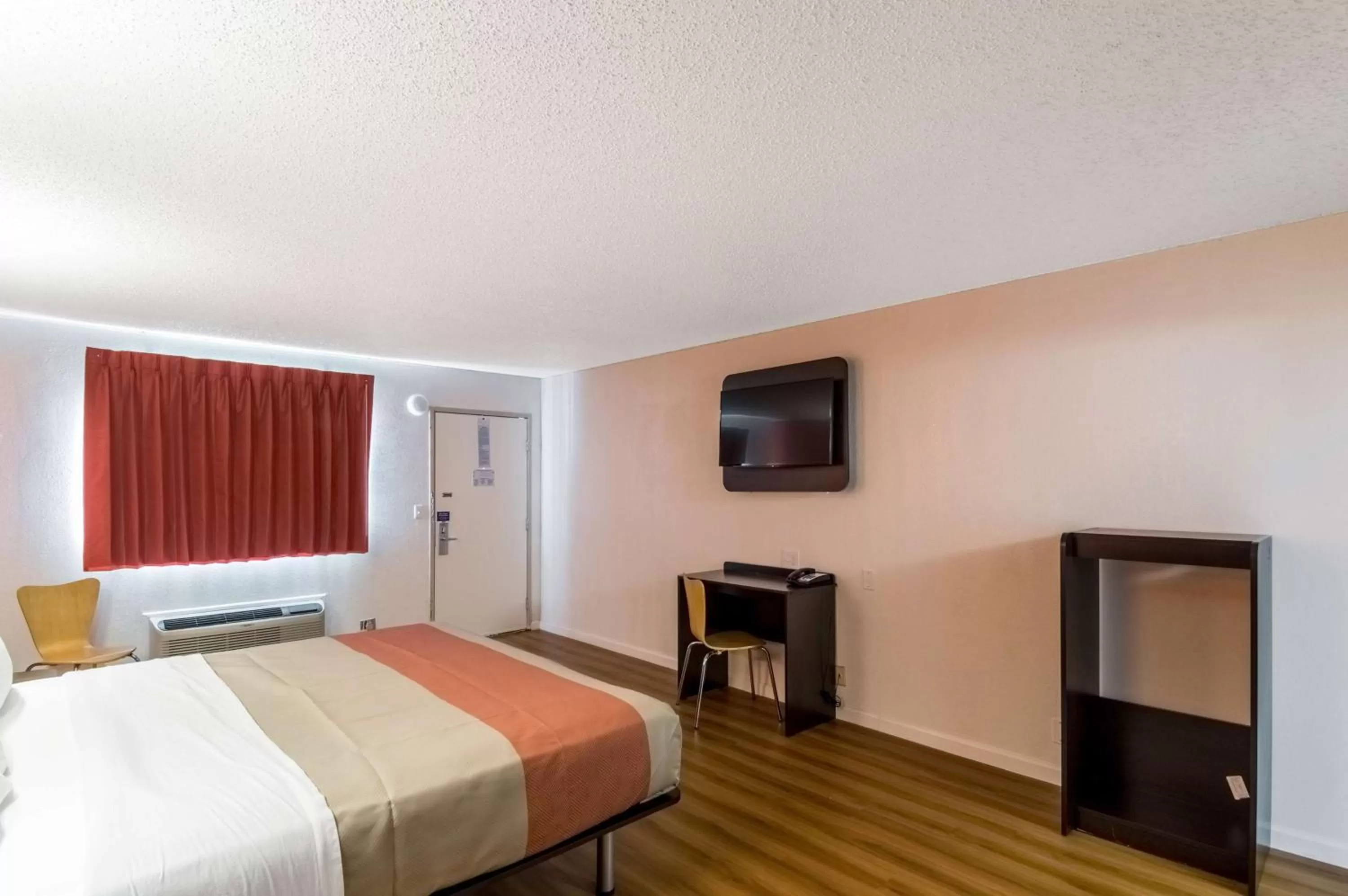 TV and multimedia, Bed in Motel 6-Clinton, OK