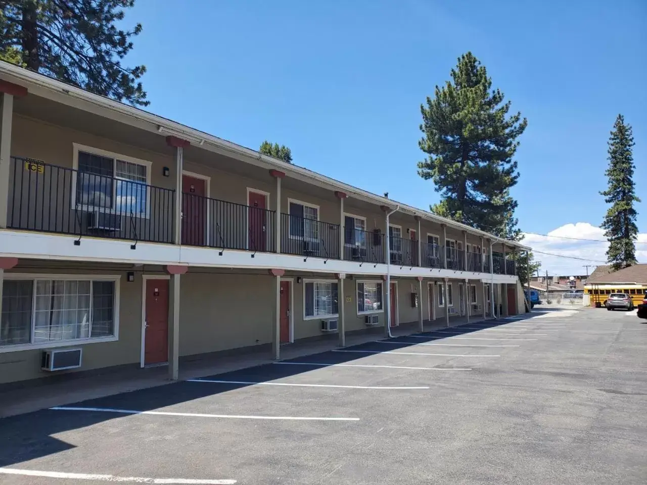 Property Building in Bluebird Day Inn & Suites