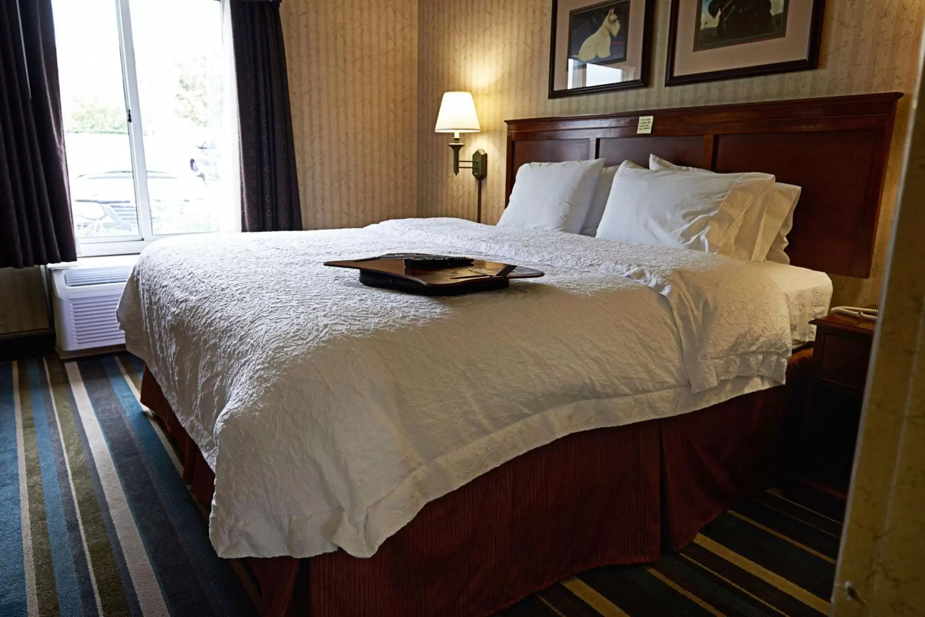 Bed in Hampton Inn & Suites Scottsburg