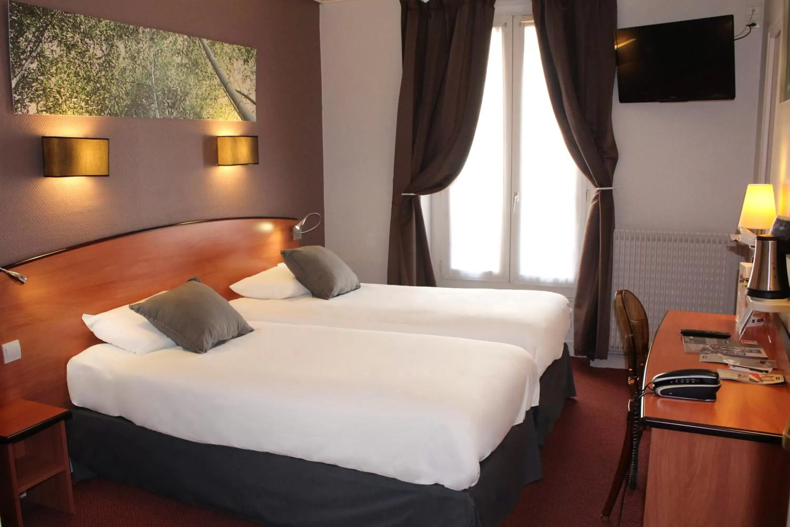 Bed in Kyriad Hotel XIII Italie Gobelins