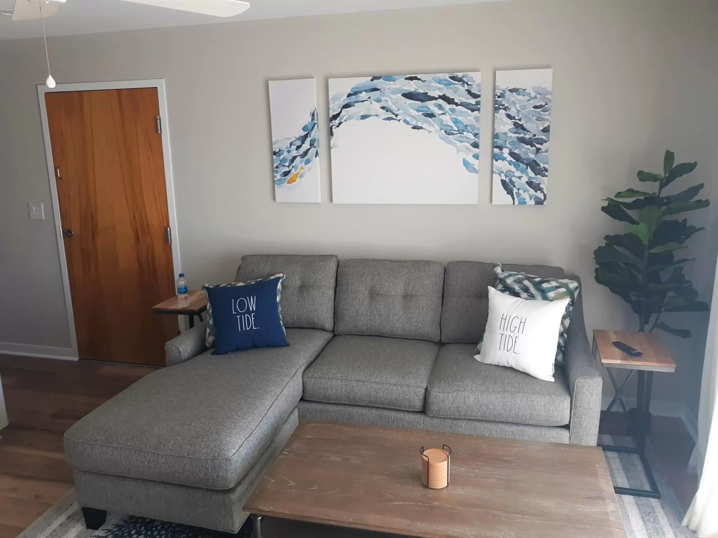 Living room, Seating Area in Sandpeddler Inn and Suites