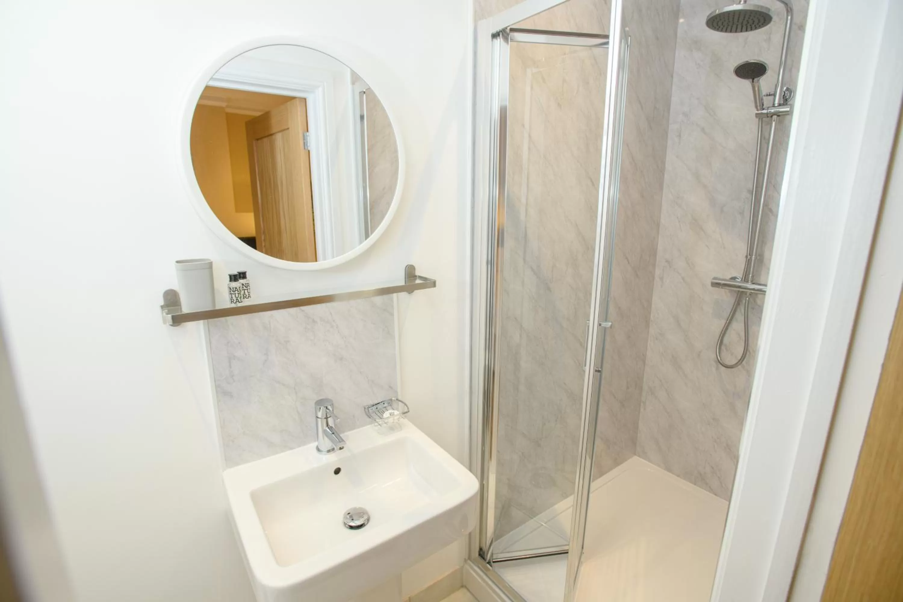 Shower in Tavmar Accommodation