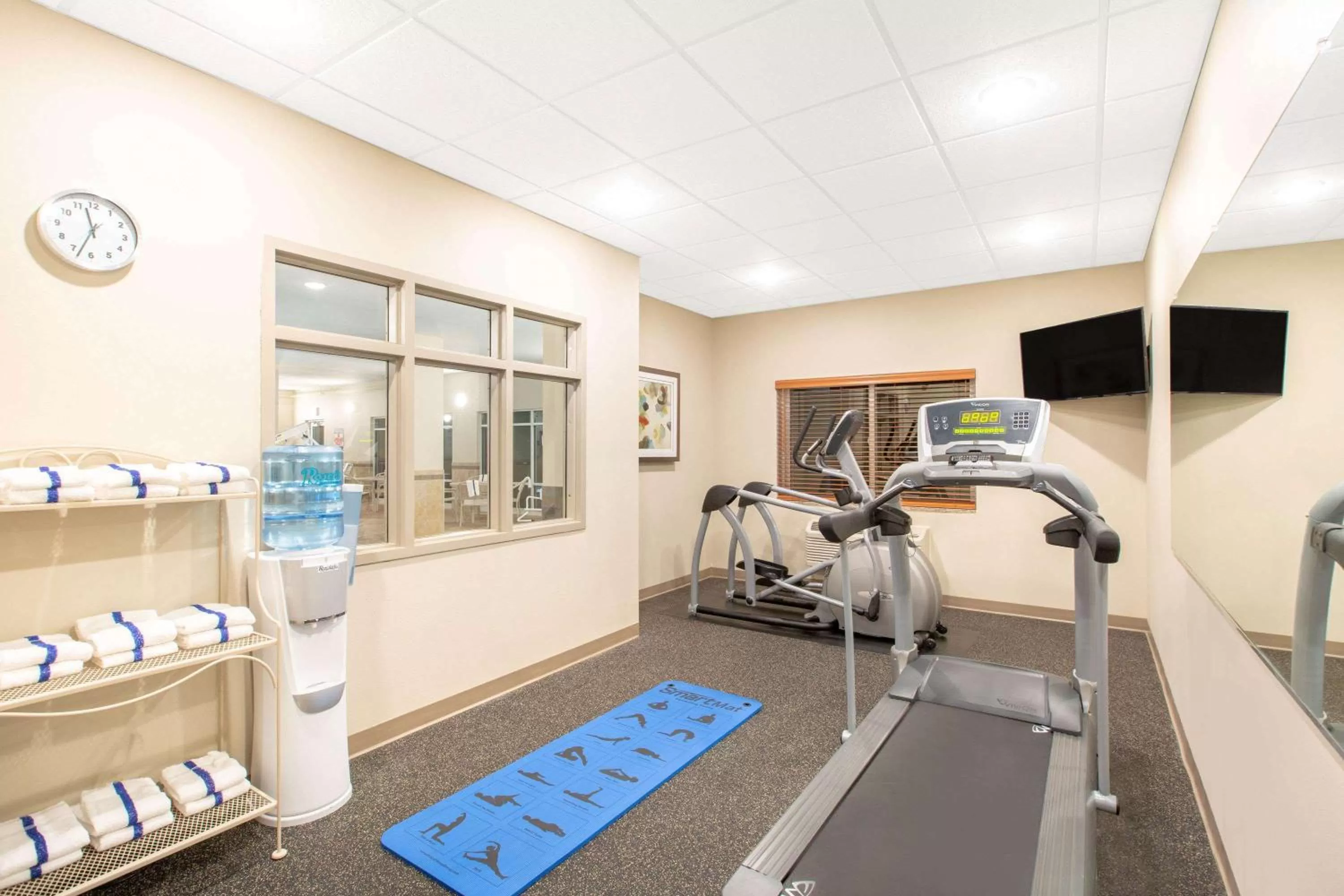 Fitness centre/facilities in AmericInn by Wyndham Humboldt