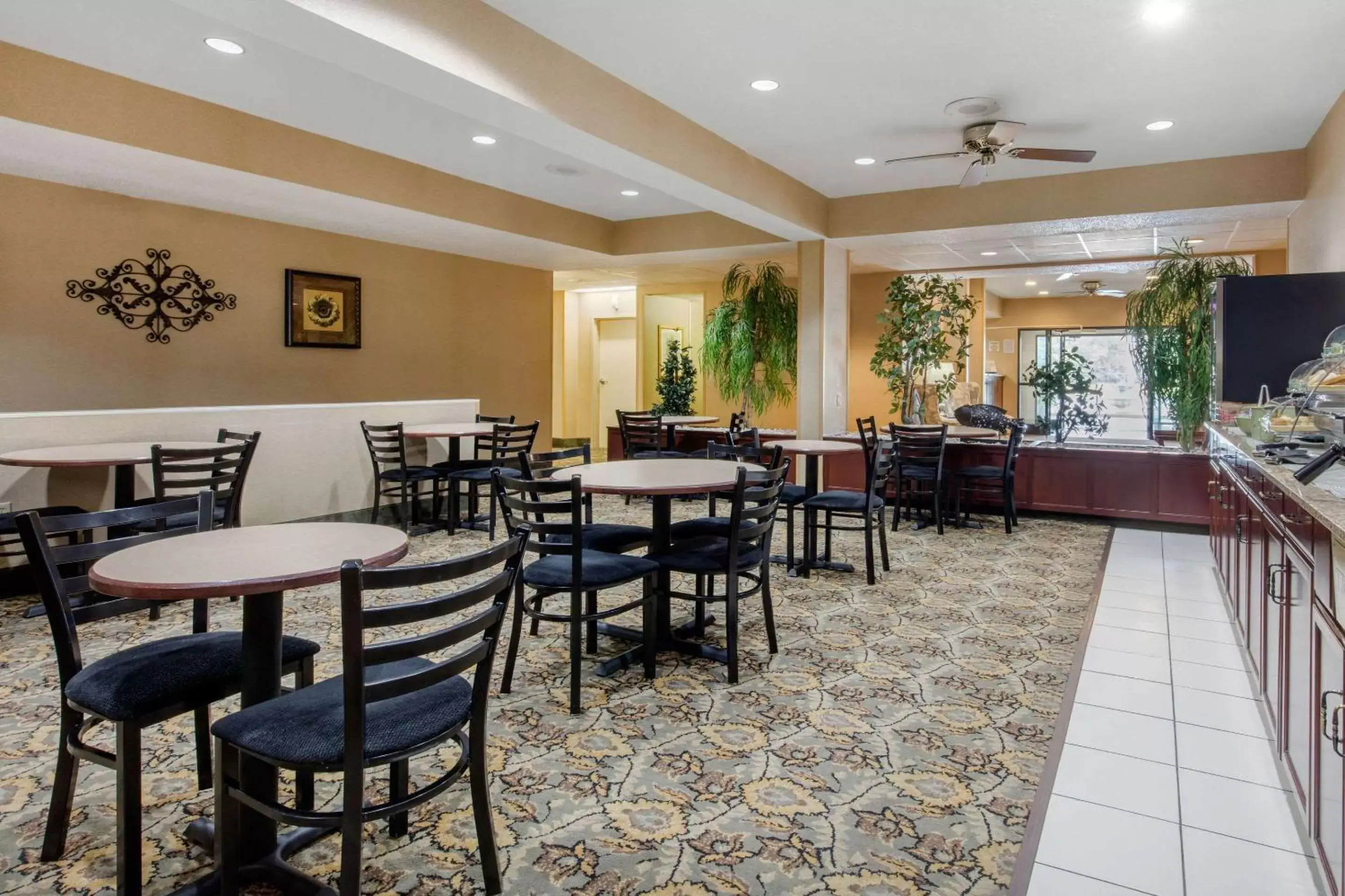Restaurant/Places to Eat in Quality Inn & Suites Benton - Draffenville