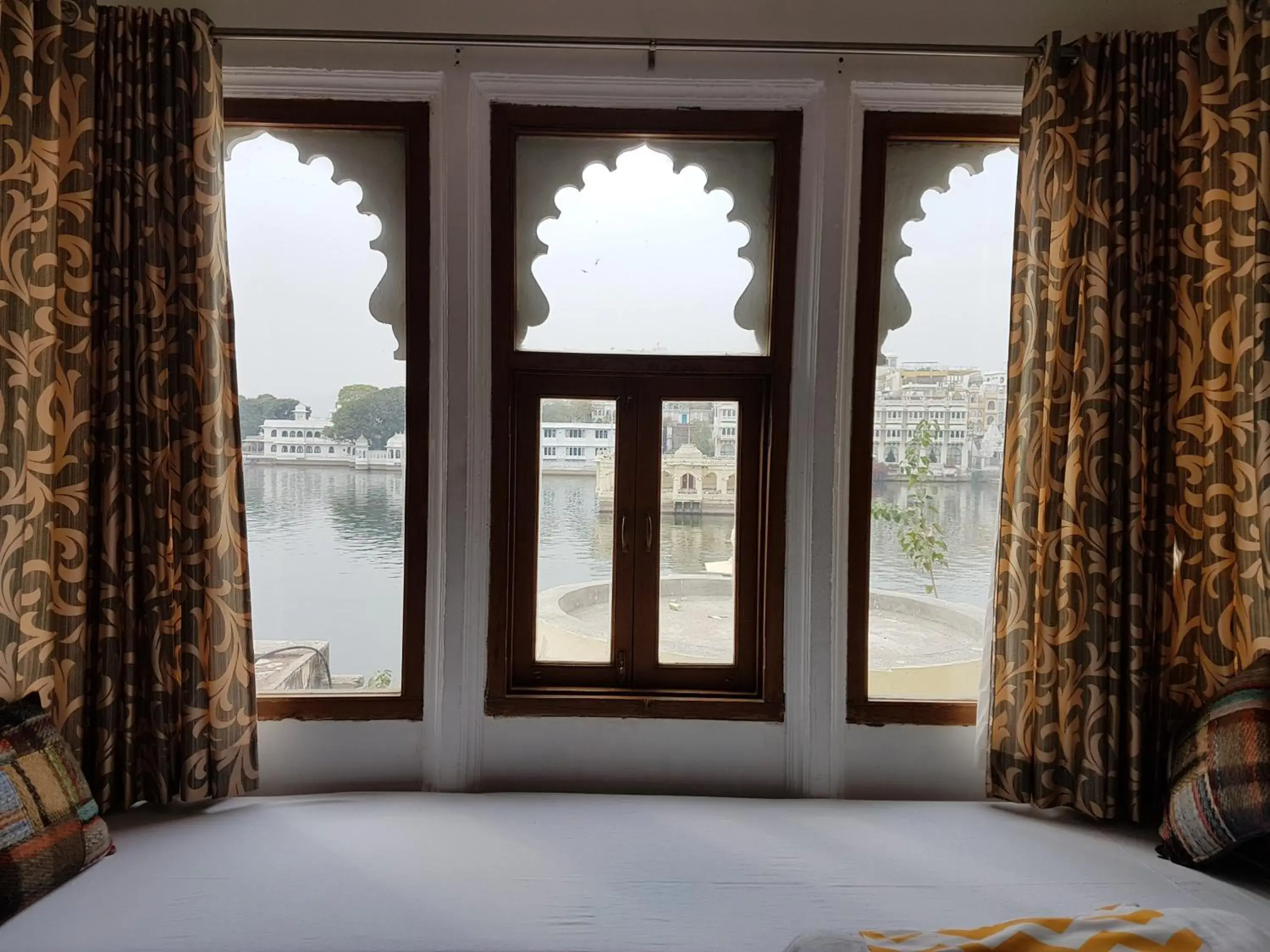Lake view, Bed in Hotel Devraj Niwas on Lake Pichola Lake view, Bed in Hotel Devraj Niwas on Lake Pichola