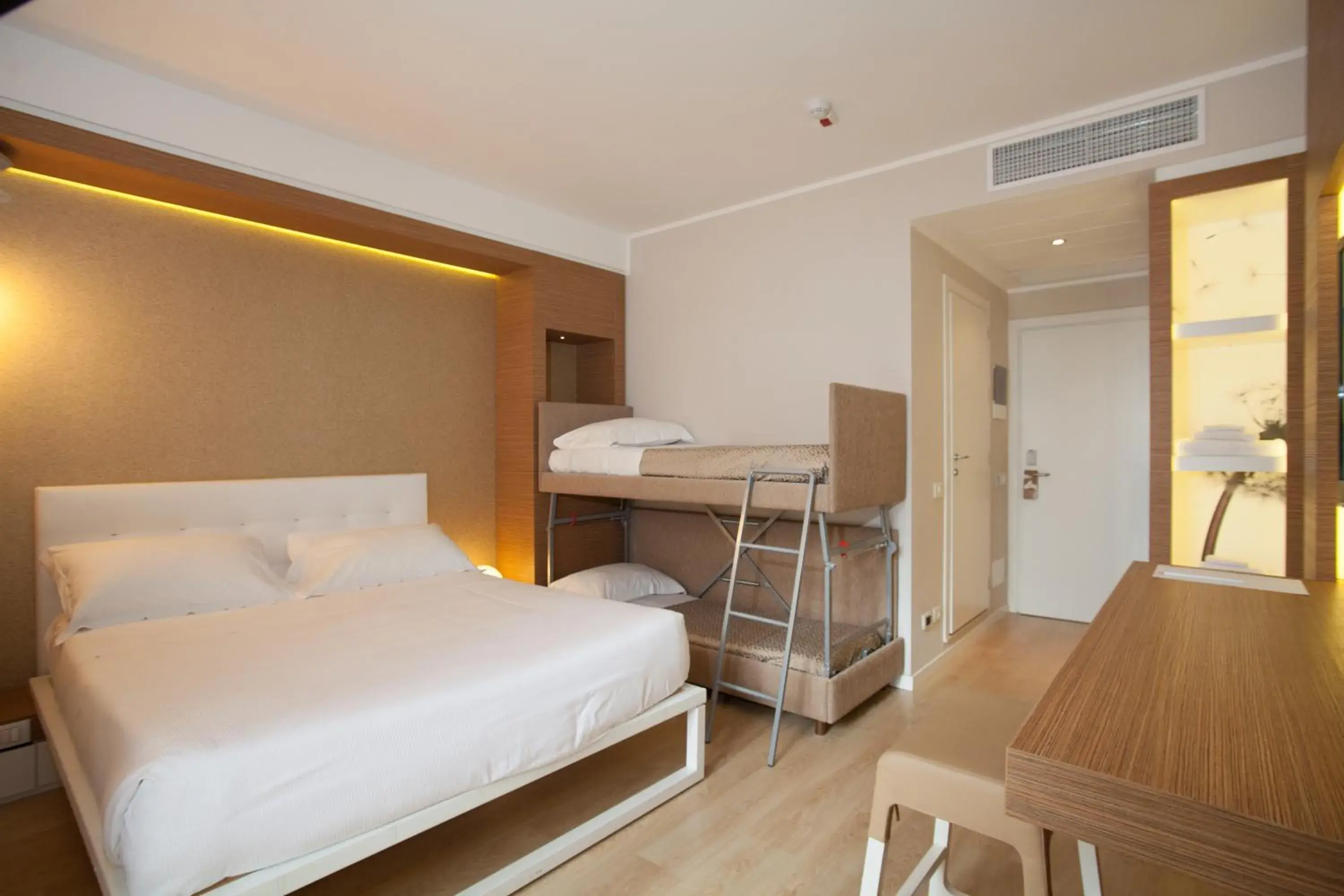 Photo of the whole room, Bed in Oxygen Lifestyle Hotel/Helvetia Parco