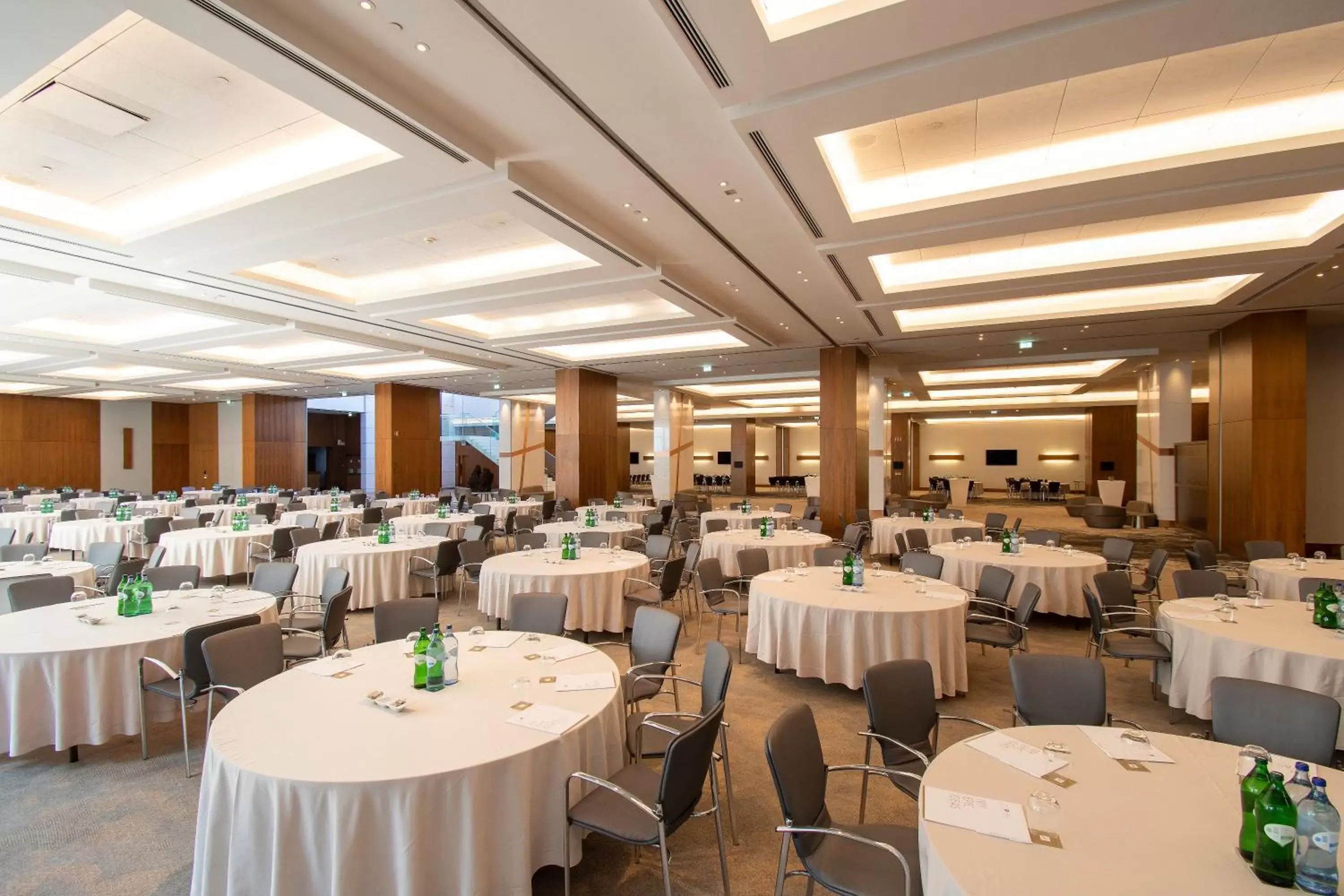 Meeting/conference room, Restaurant/Places to Eat in EPIC SANA Lisboa Hotel