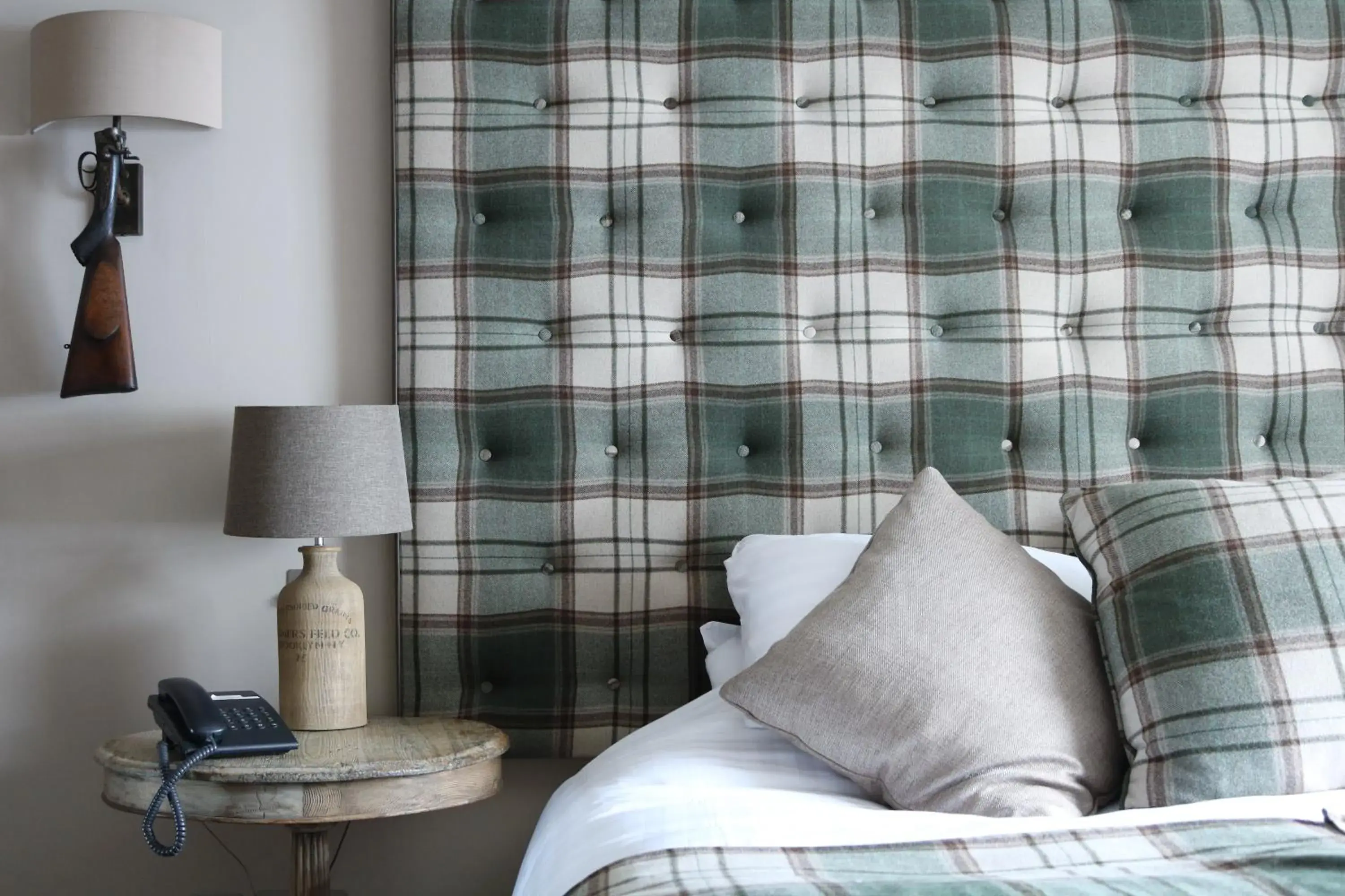 Bed, Seating Area in The White Hart Hotel