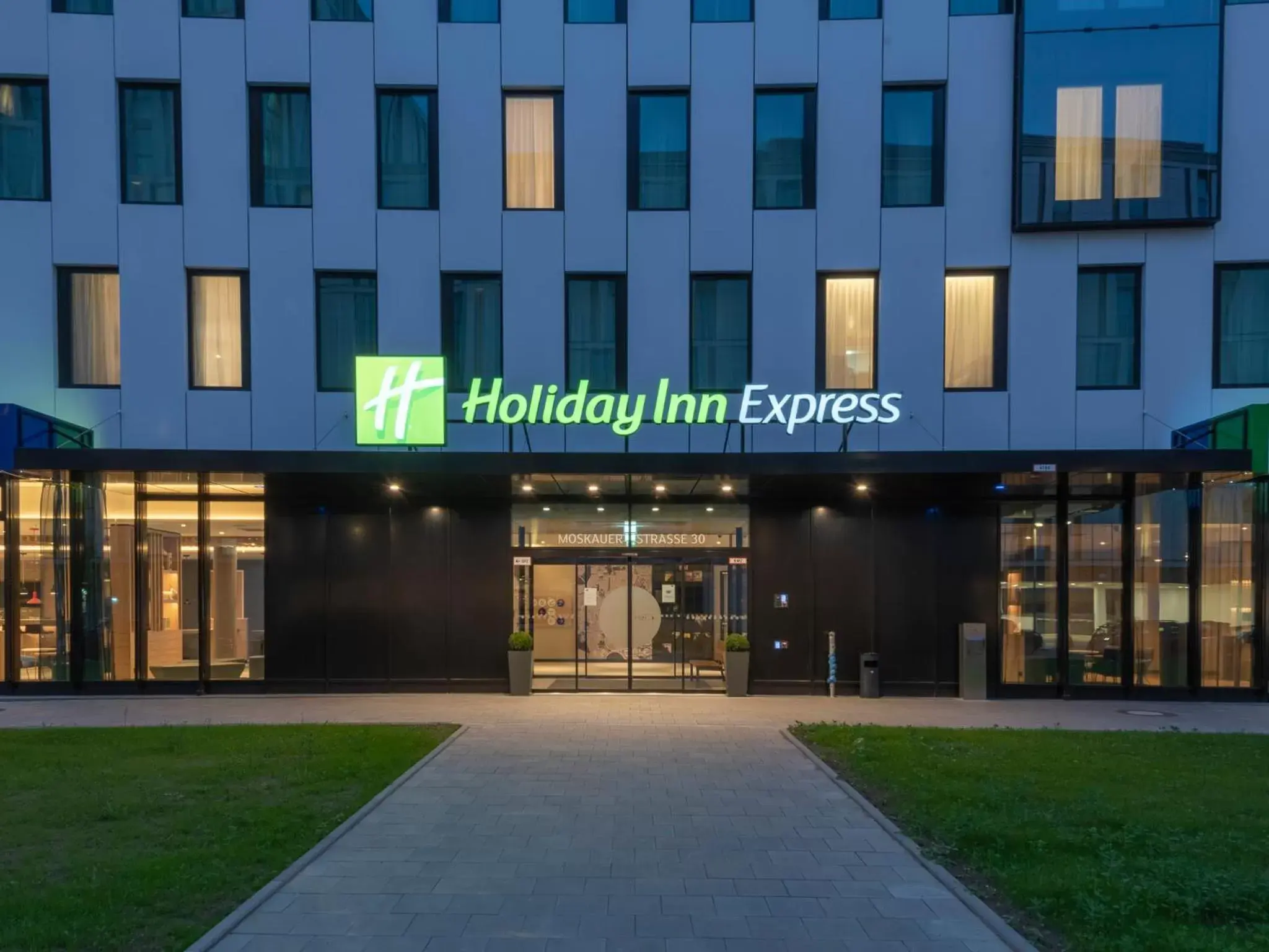 Facade/entrance, Property Building in Holiday Inn Express Düsseldorf - Hauptbahnhof, an IHG Hotel