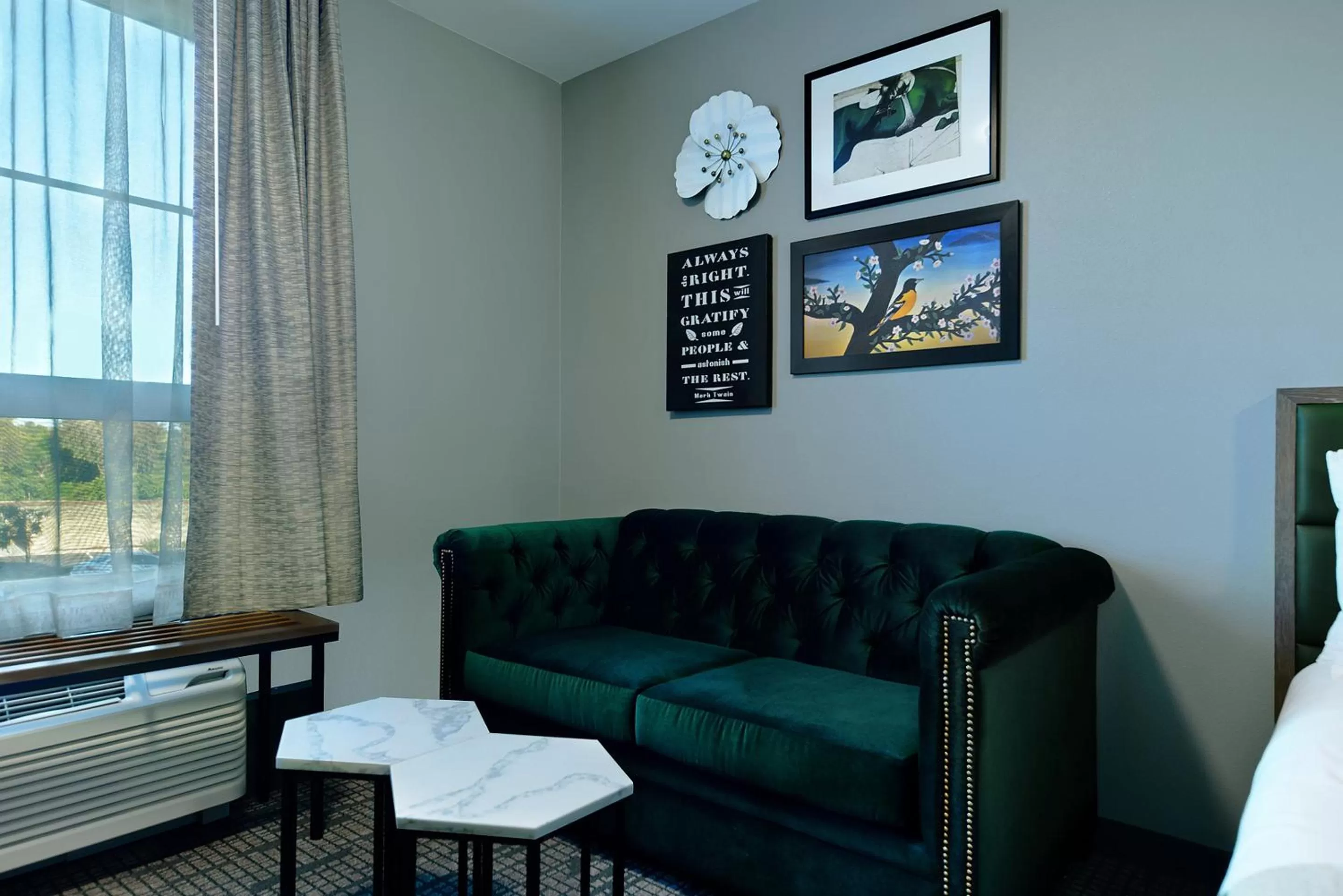 Seating area in Oxford Suites Paso Robles