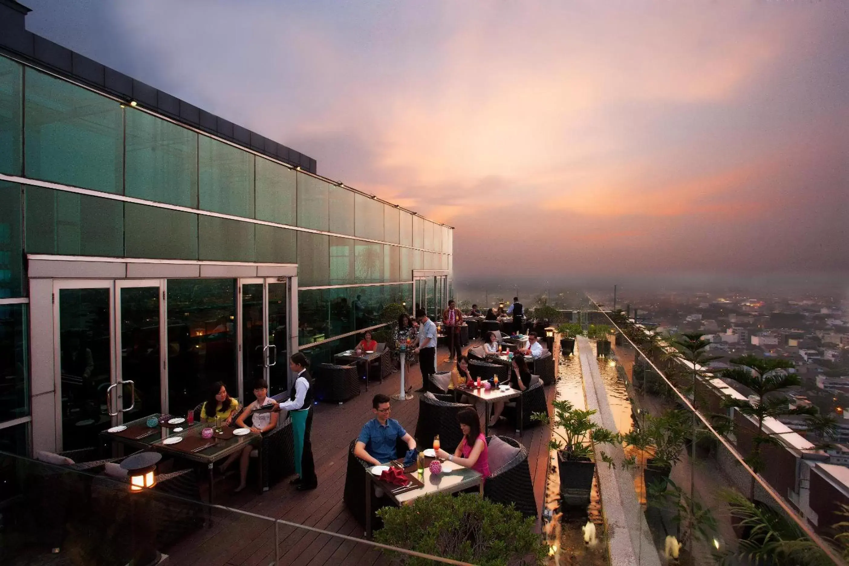 Restaurant/places to eat, Sunrise/Sunset in Cambridge Hotel Medan