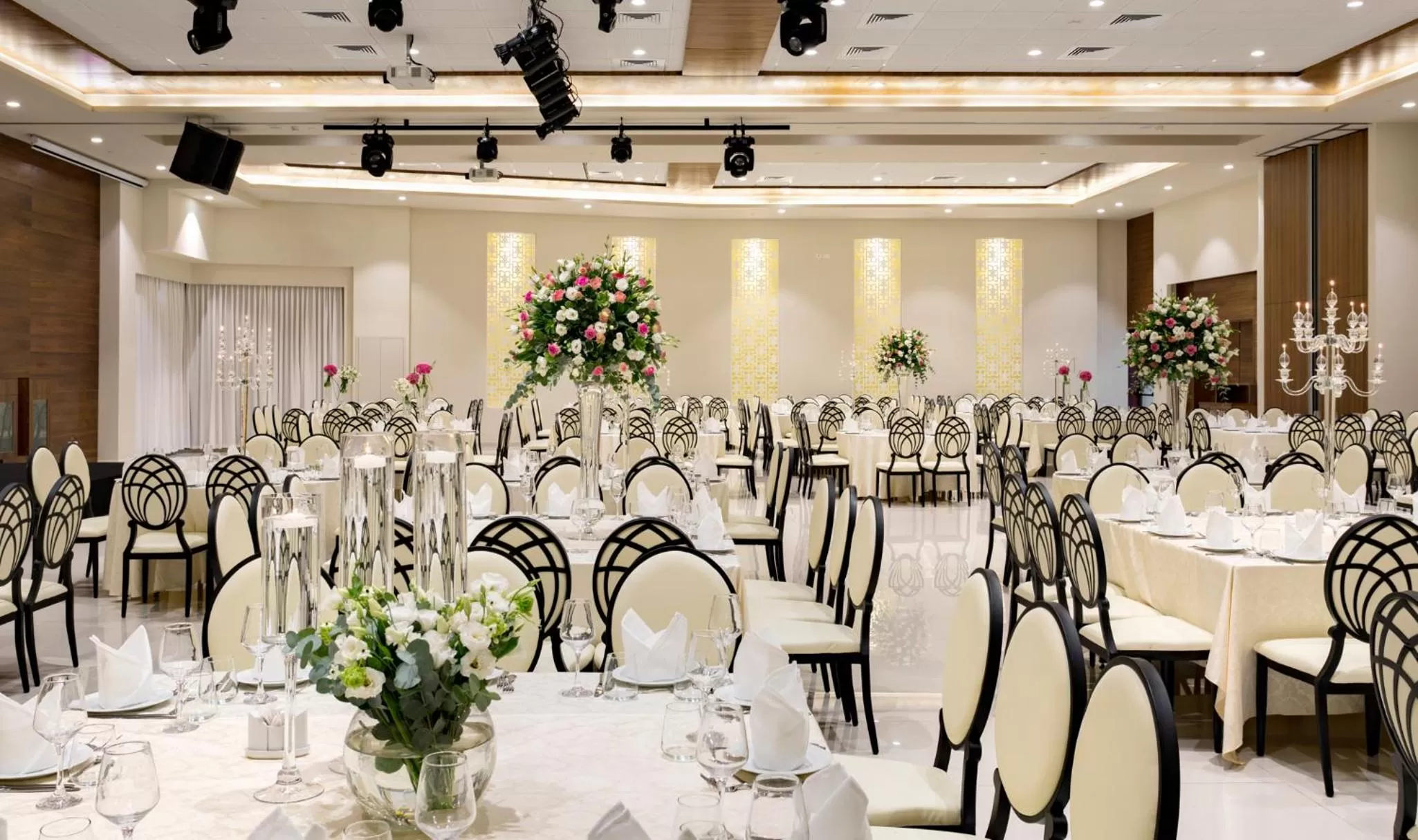 Restaurant/places to eat in Ramada Olivie Nazareth