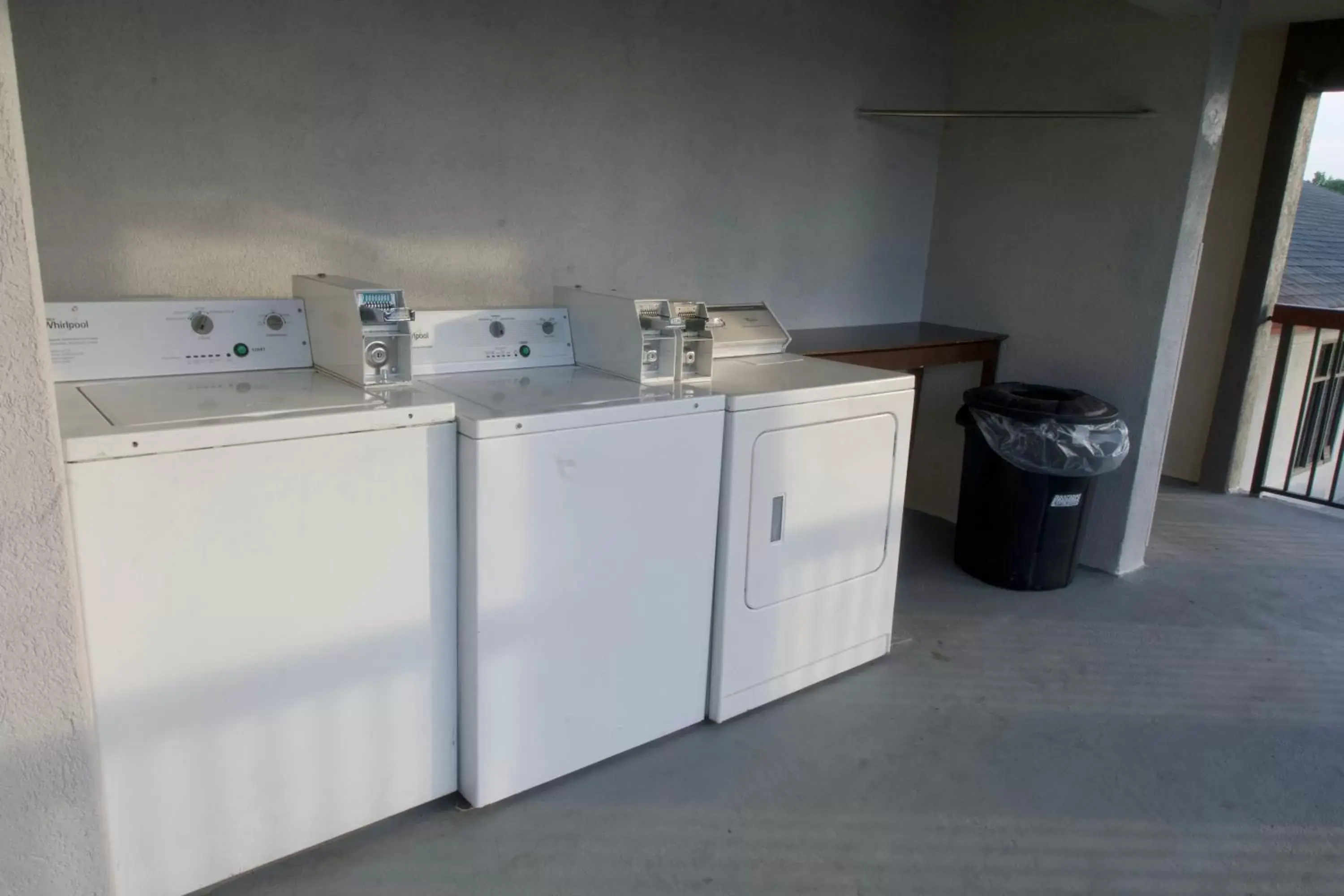 washing machine, Kitchen/Kitchenette in Red Roof Inn Savannah North I-95 - Port Wentworth