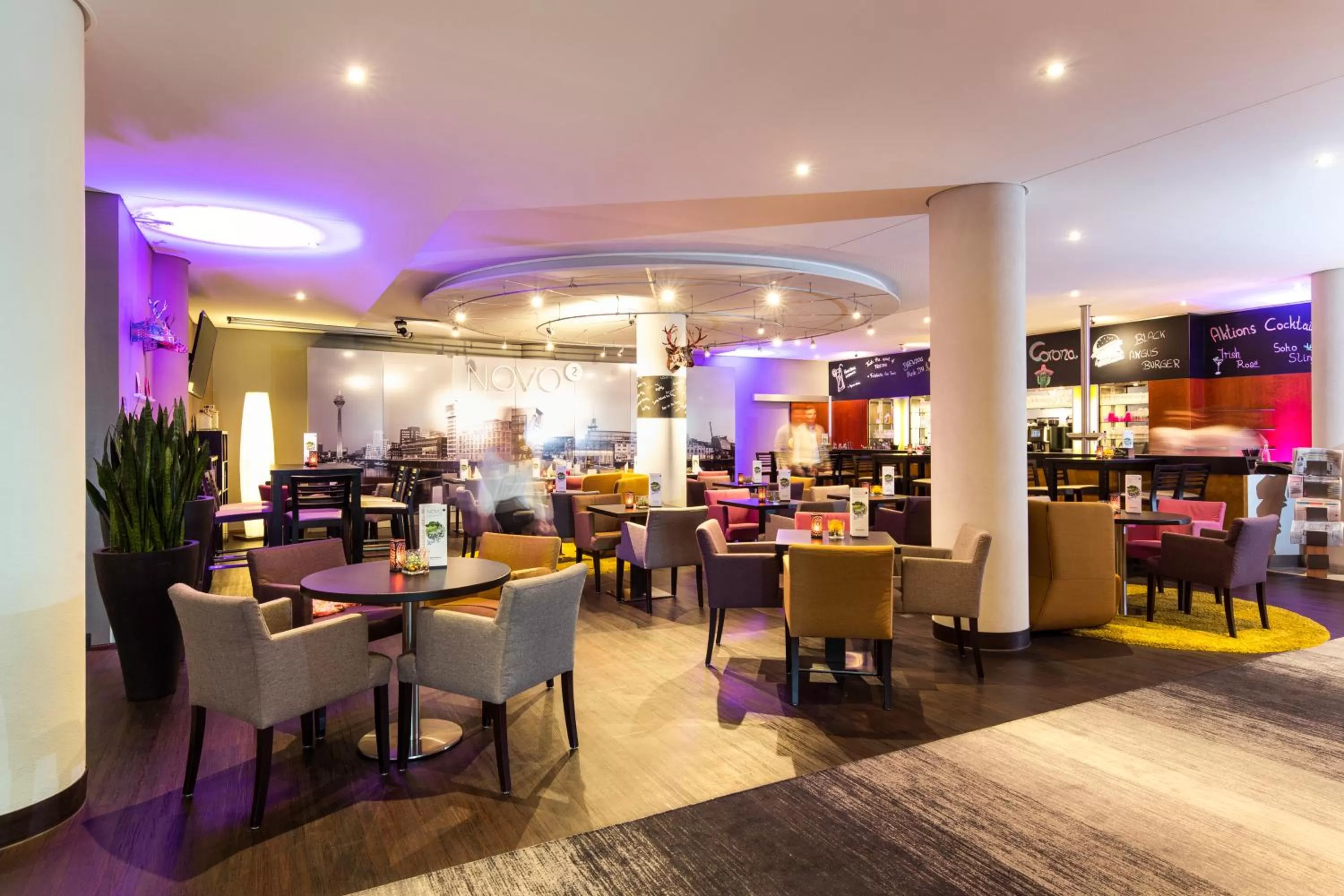 Lounge or bar in Novotel Düsseldorf City West