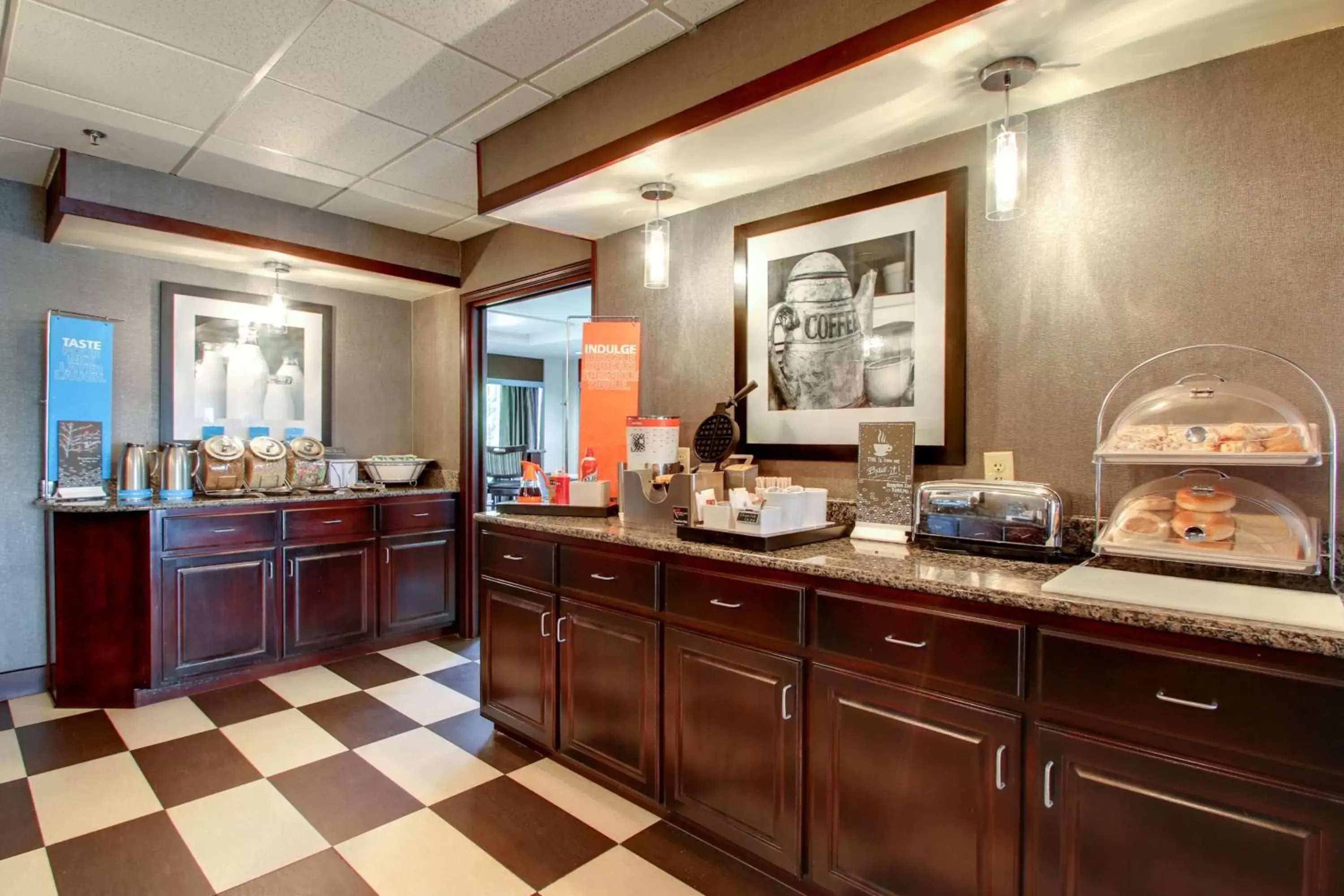 Dining area, Kitchen/Kitchenette in Hampton Inn Rolla