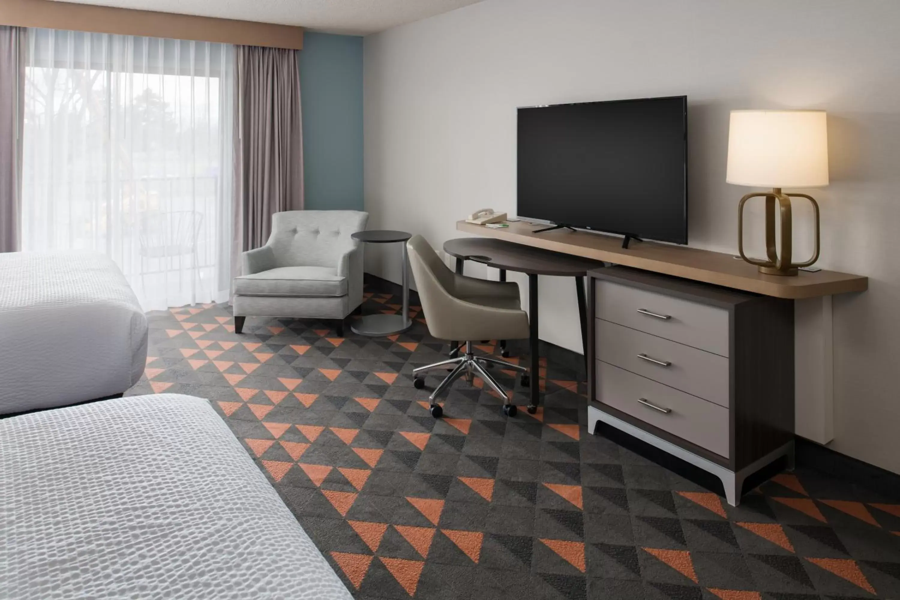 Bedroom, TV/Entertainment Center in Holiday Inn - Portland - Columbia Riverfront, an IHG Hotel
