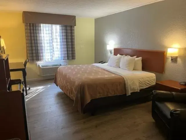 Bedroom, Bed in Quality Inn University Area