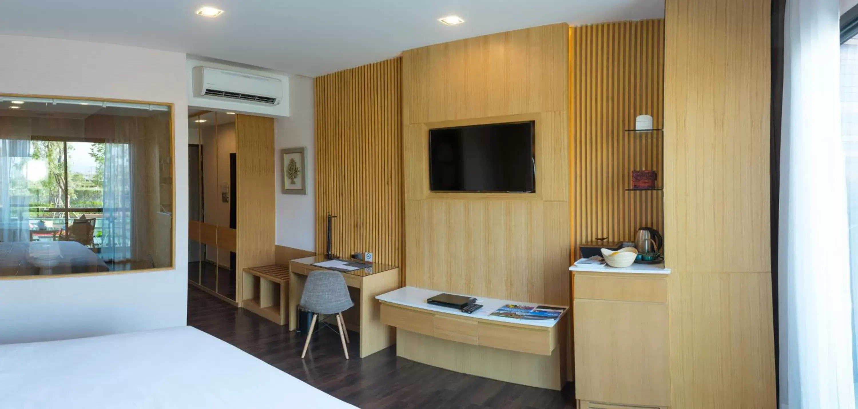 Bedroom, TV/Entertainment Center in North Hill City Resort -SHA Extra Plus