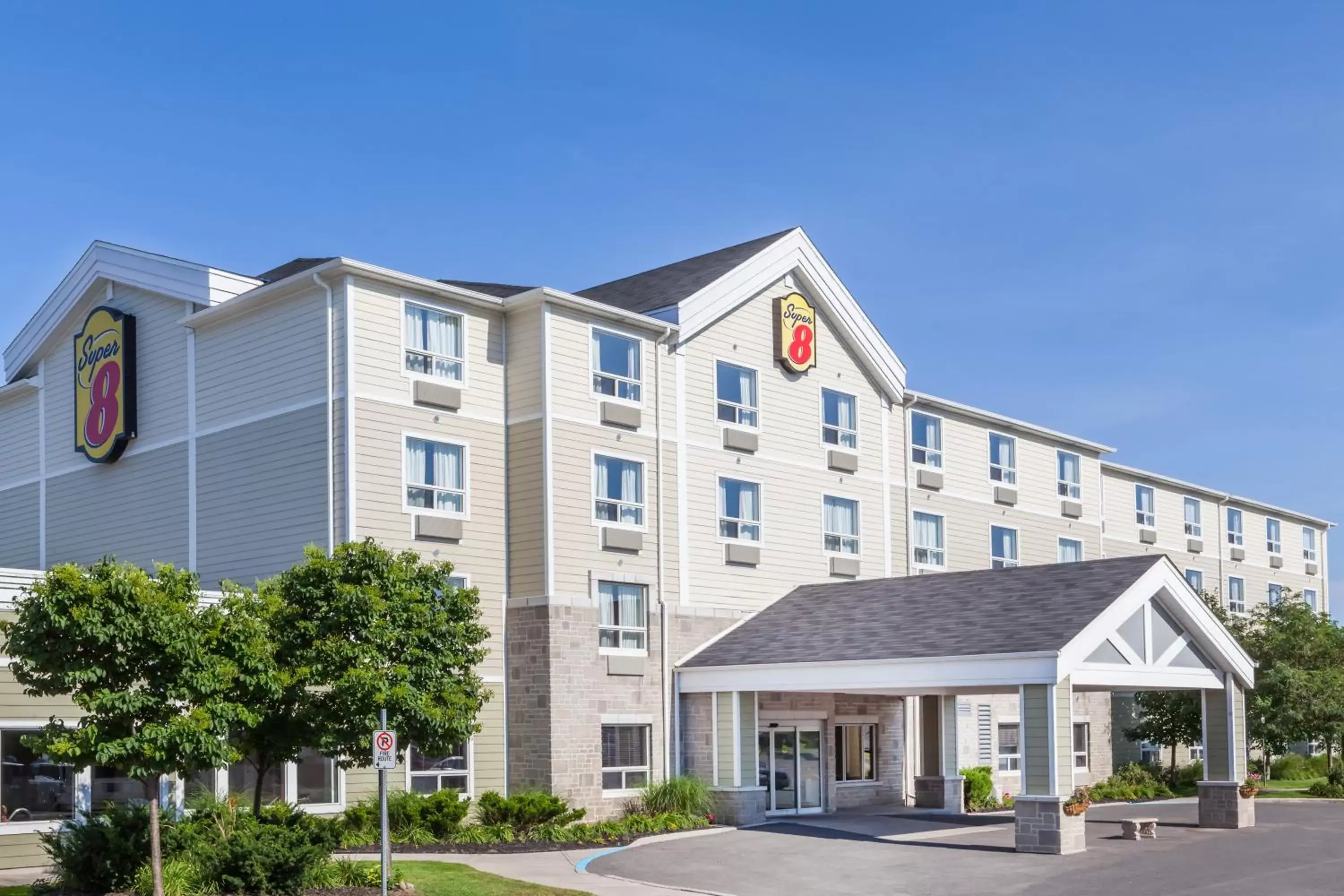 Facade/entrance, Property Building in Super 8 by Wyndham Peterborough