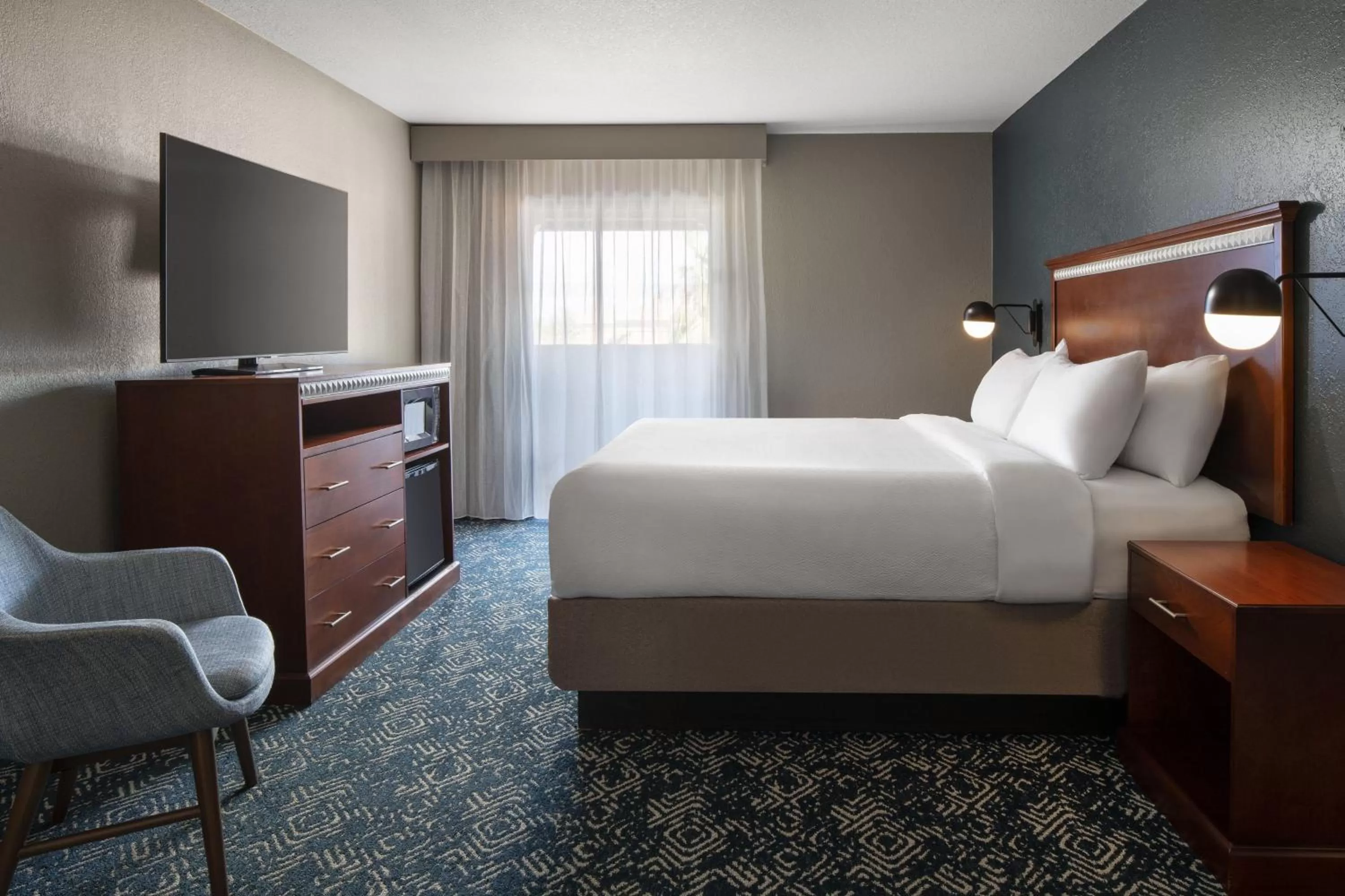 Photo of the whole room, Bed in Four Points by Sheraton Tucson Airport