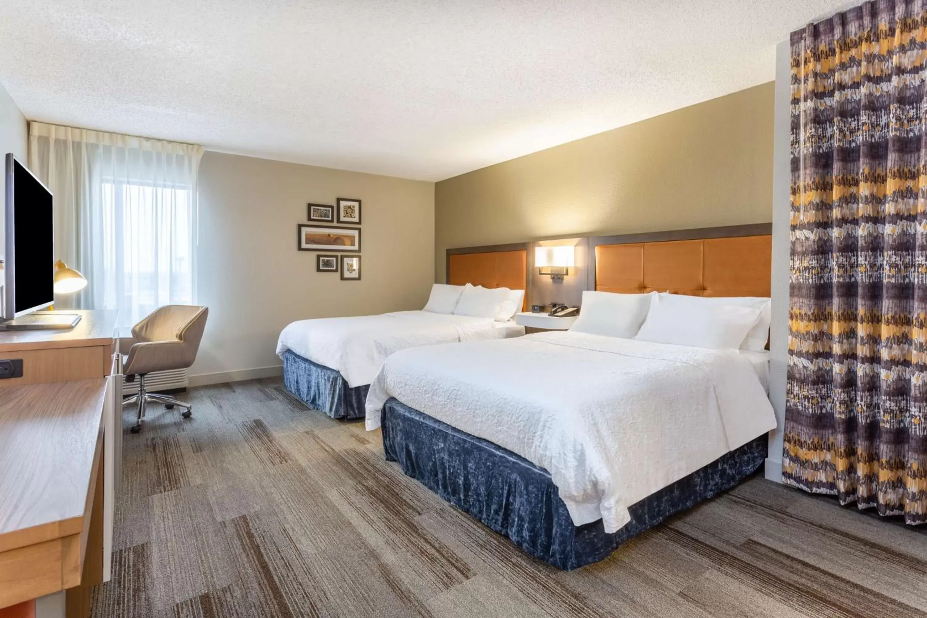 Bedroom, Bed in Hampton Inn Cedar Rapids