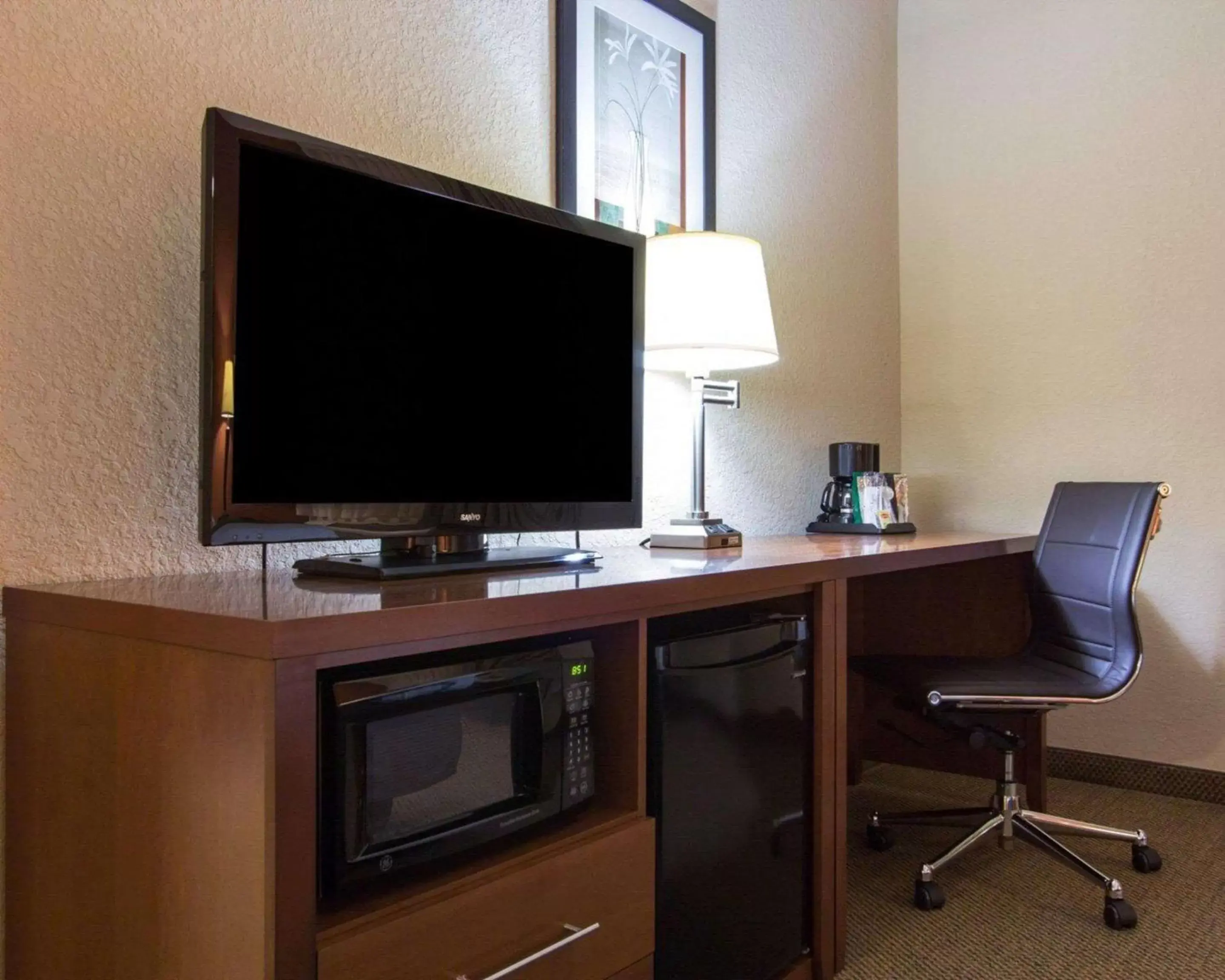 Photo of the whole room, TV/Entertainment Center in Comfort Inn & Suites Airport Convention Center