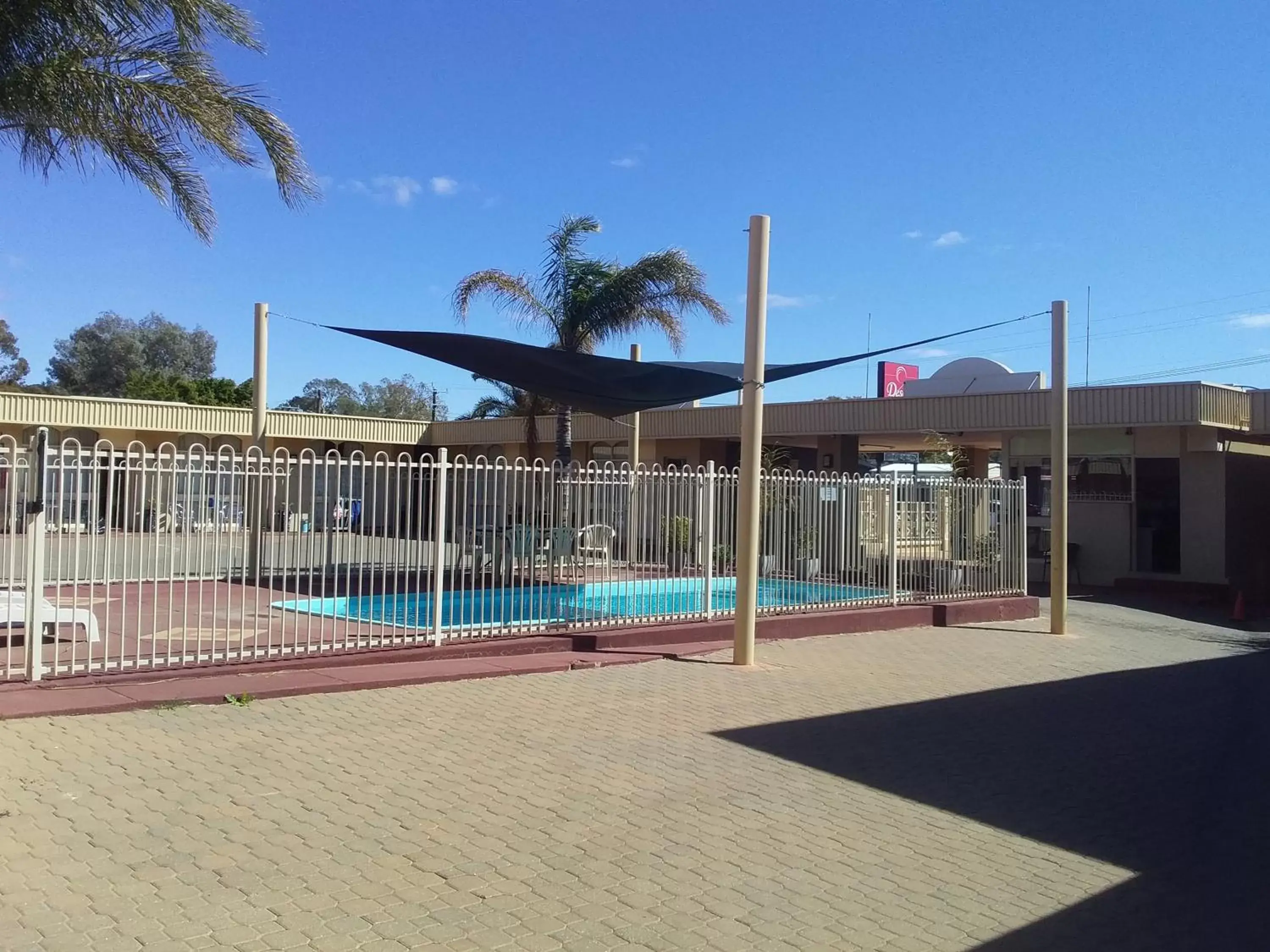 Property building, Swimming Pool in Desert Sand Motor Inn