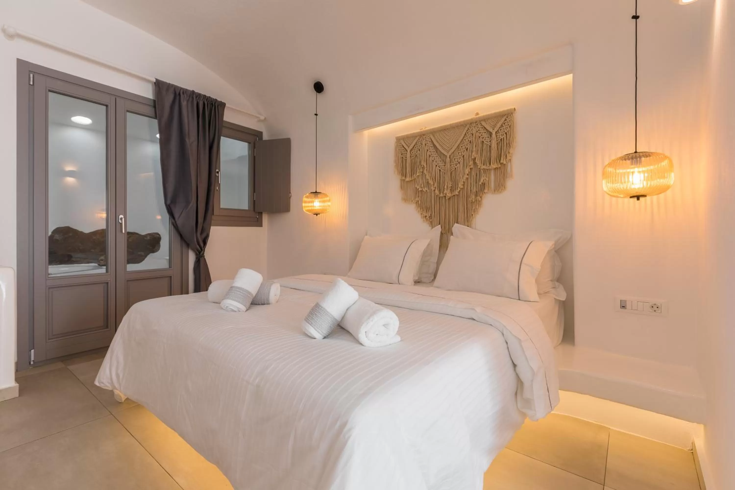 Bed in Eternity Suites Santorini