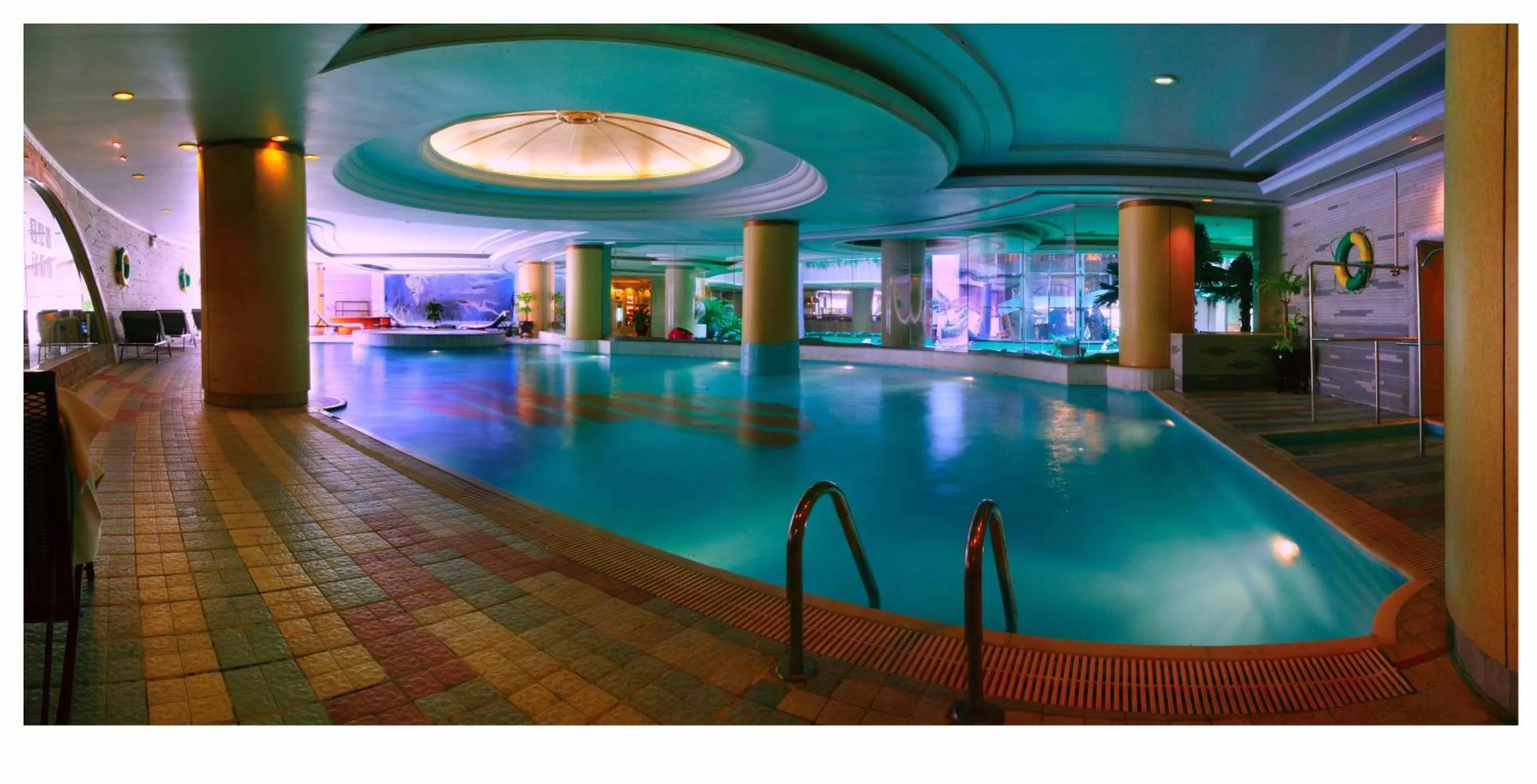 Swimming pool in Shenzhen Sunshine Hotel, Luohu