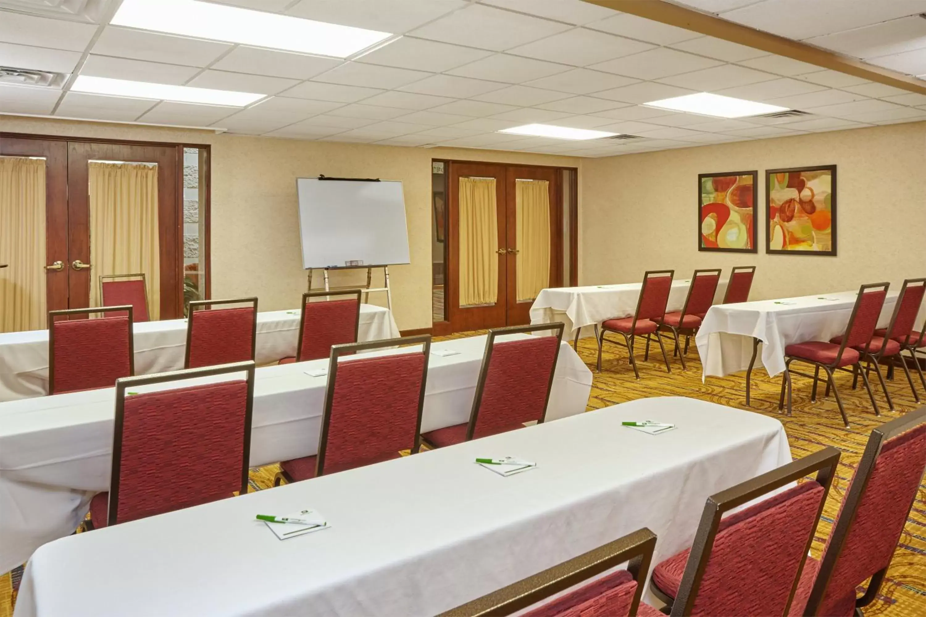 Meeting/conference room in Holiday Inn & Suites Chicago-Carol Stream Wheaton, an IHG Hotel