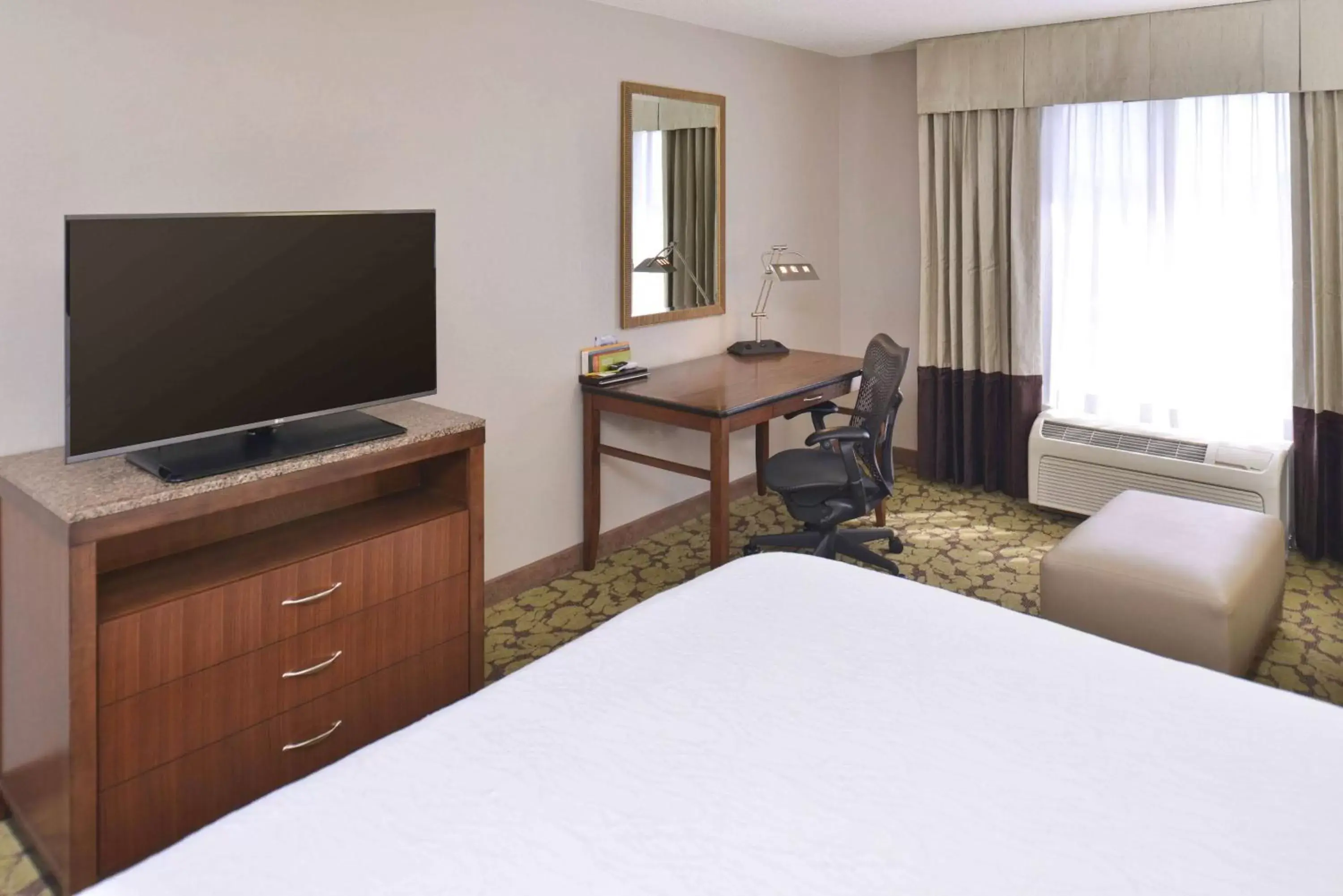 Bed, TV/Entertainment Center in Hilton Garden Inn Indianapolis/Carmel