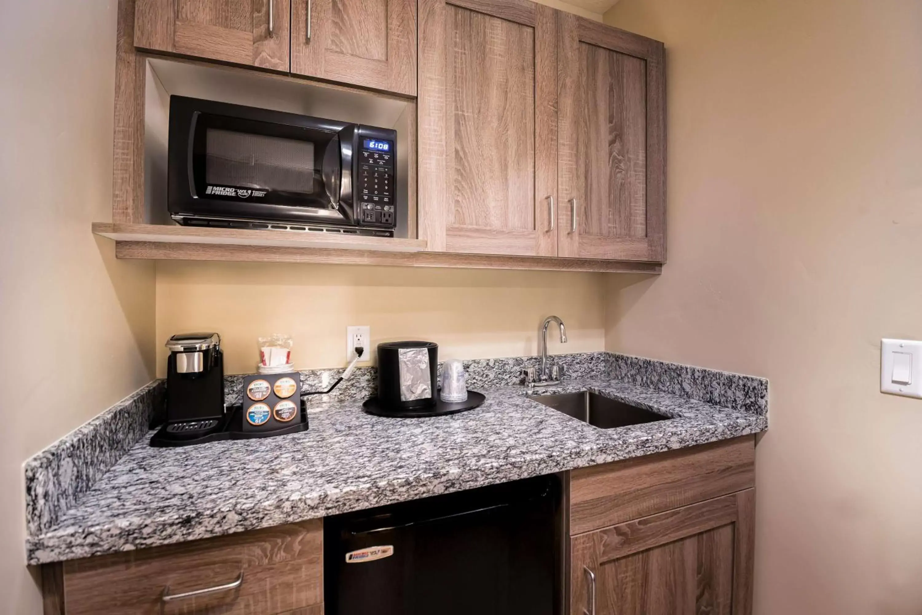 Photo of the whole room, Kitchen/Kitchenette in Best Western Plus Heber Valley Hotel